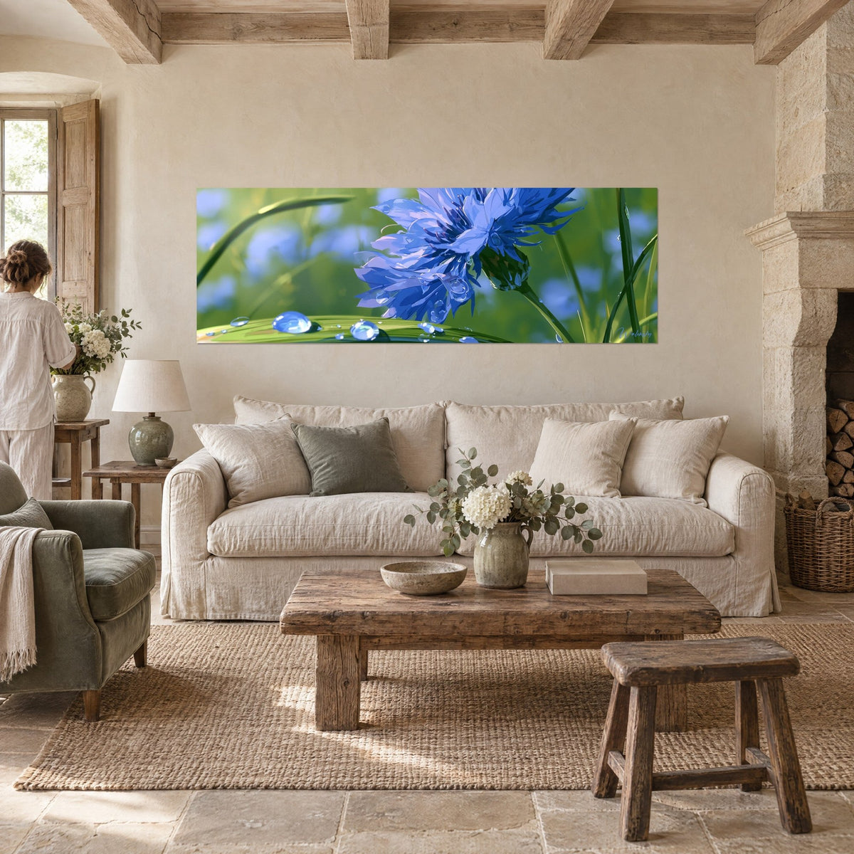 Tableau bleuet panoramique aux pétales bleu cobalt et lavande, gouttes de rosée sur herbe verte, au-dessus d'un canapé dans un salon lumineux