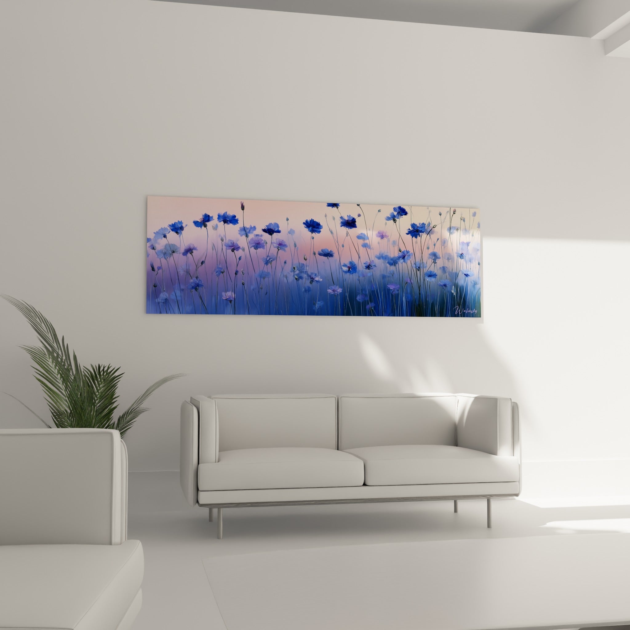 Bleuets violets et bleu marine en champ vaporeux au-dessus d'un canapé dans un salon lumineux