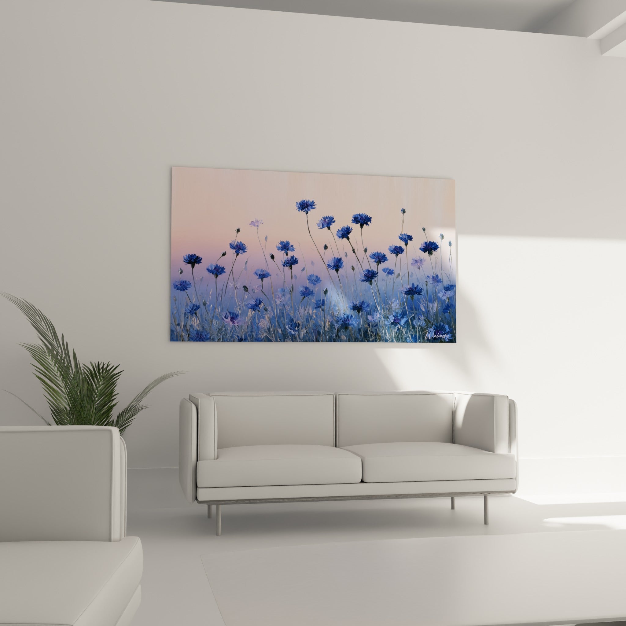 Champ de bleuets bleu marine sur ciel rose poudré, au-dessus d'un canapé dans un salon lumineux