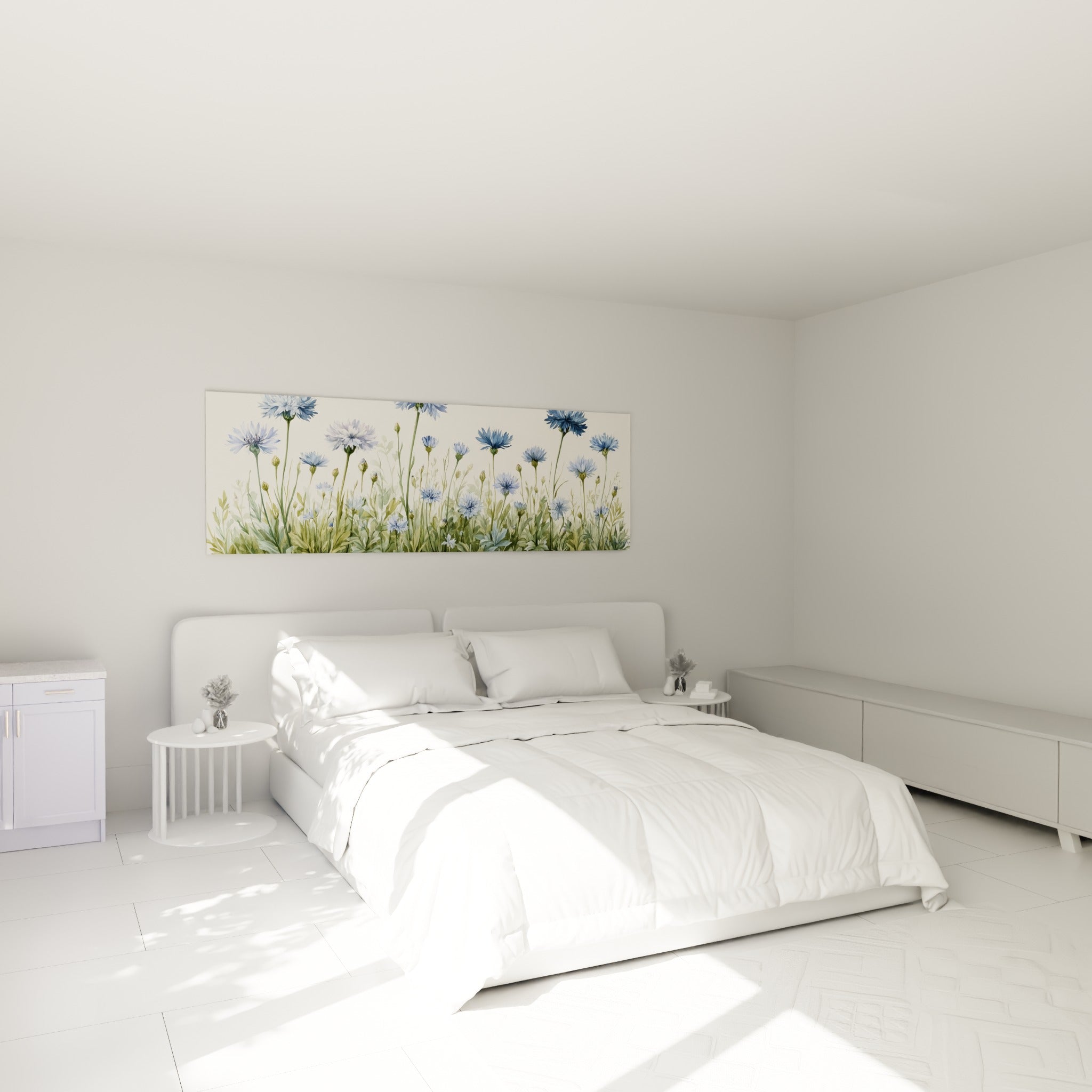 Fleurs de bleuet bleu profond et vert tendre au-dessus d'un lit dans une chambre claire