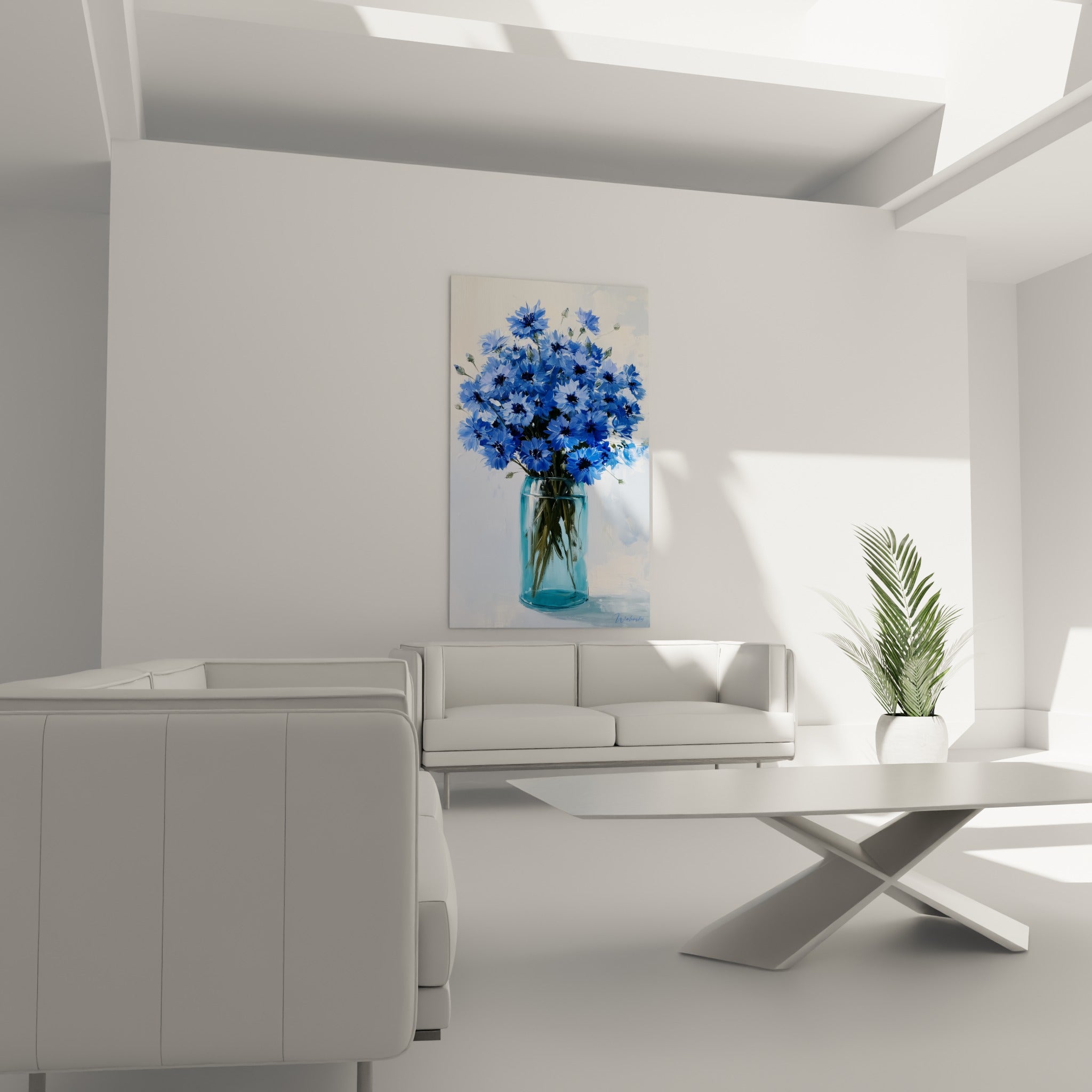 Fleurs de bleuet bleu roi et pétales sombres suspendues au-dessus d'un canapé dans un salon lumineux