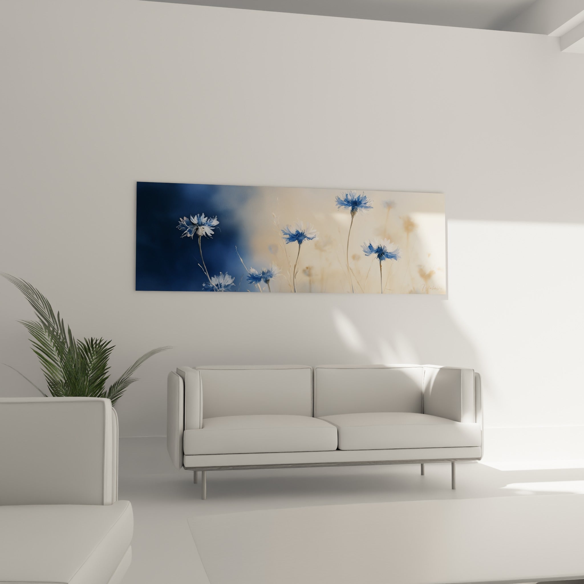 Corolles de bleuets bleu marine se détachant sur fond doré, au-dessus d'un canapé dans un salon lumineux