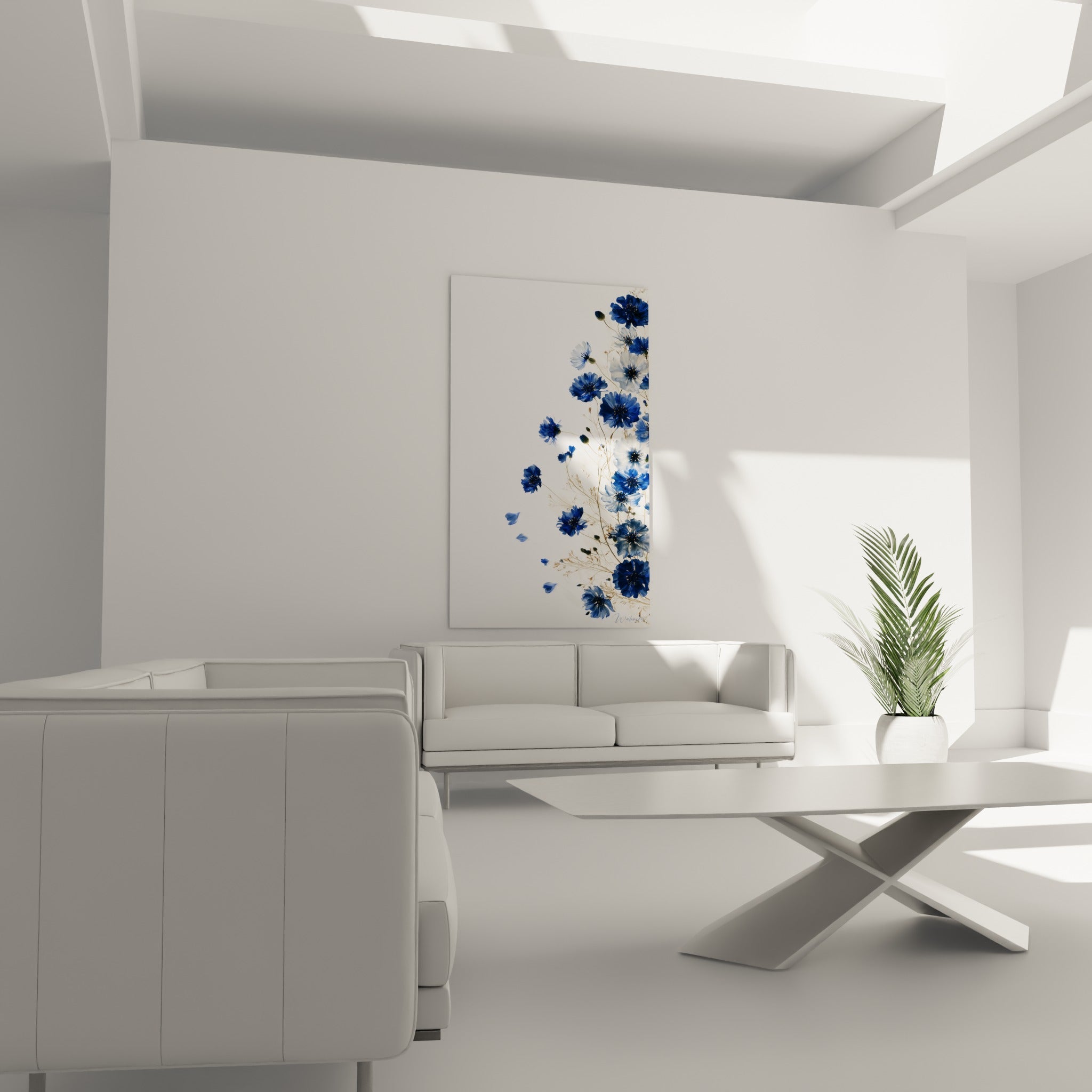 Fleurs de bleuet bleu marine et dorées accrochées au-dessus d'un canapé dans un salon lumineux