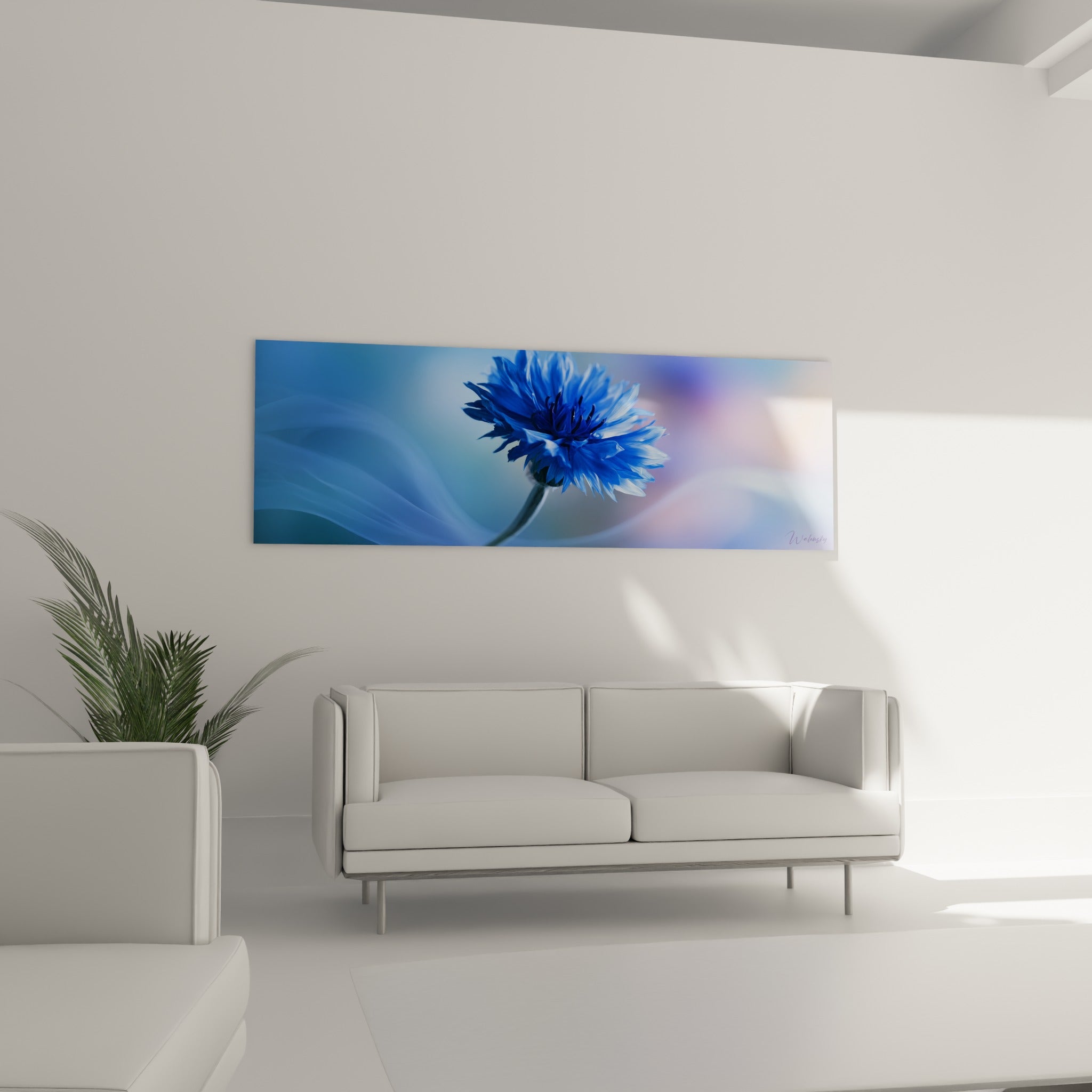 Bleuet aux teintes bleu marine et orangées au-dessus d'un canapé dans un salon lumineux