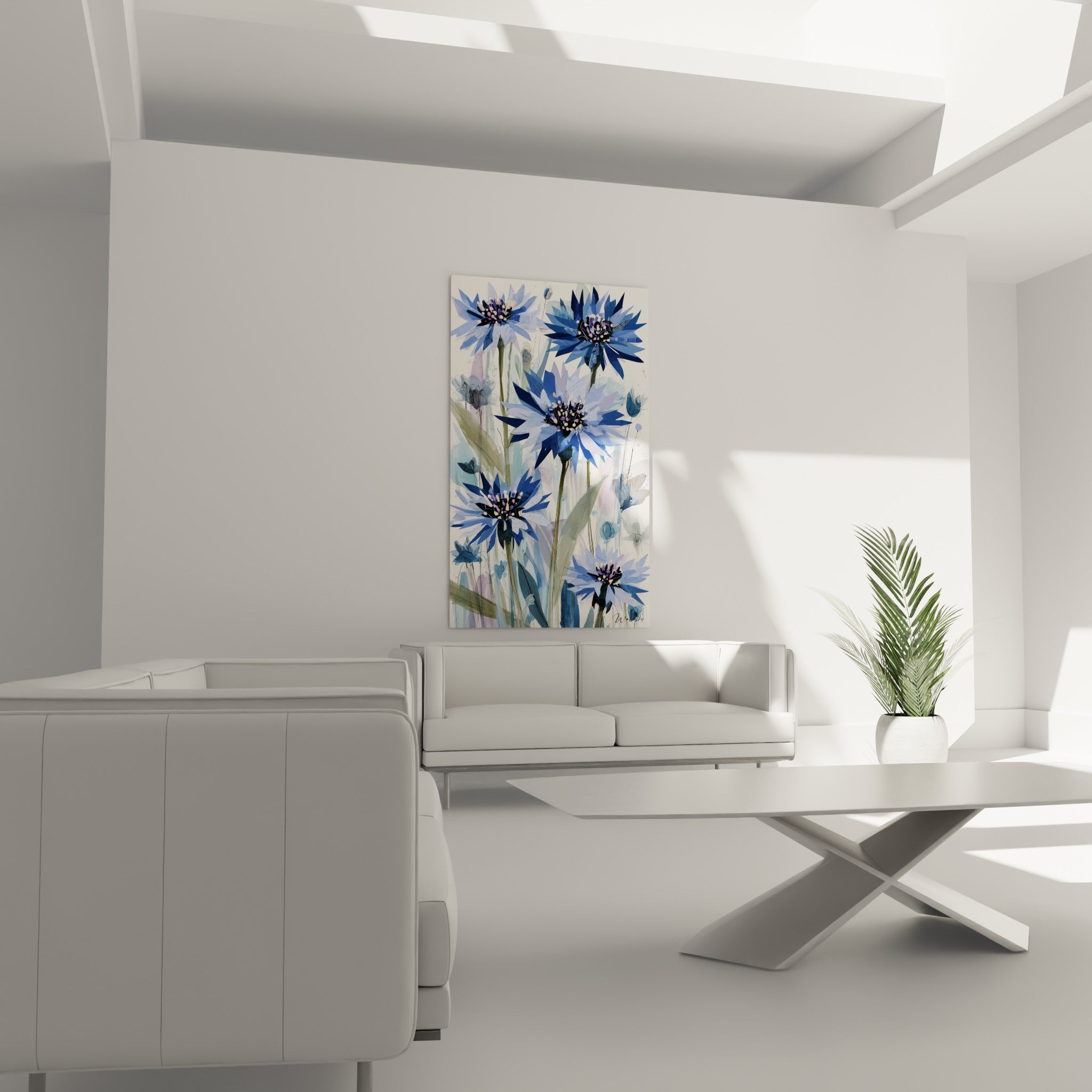 Fleurs de bleuet bleu pastel et marine positionnées au-dessus d'un canapé dans un salon lumineux