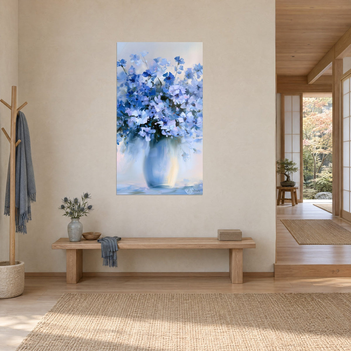 Tableau gerbe de fleurs des champs bleu outremer et lilas, vase pâle aux reflets dorés, entrée japandi en vue de trois-quarts