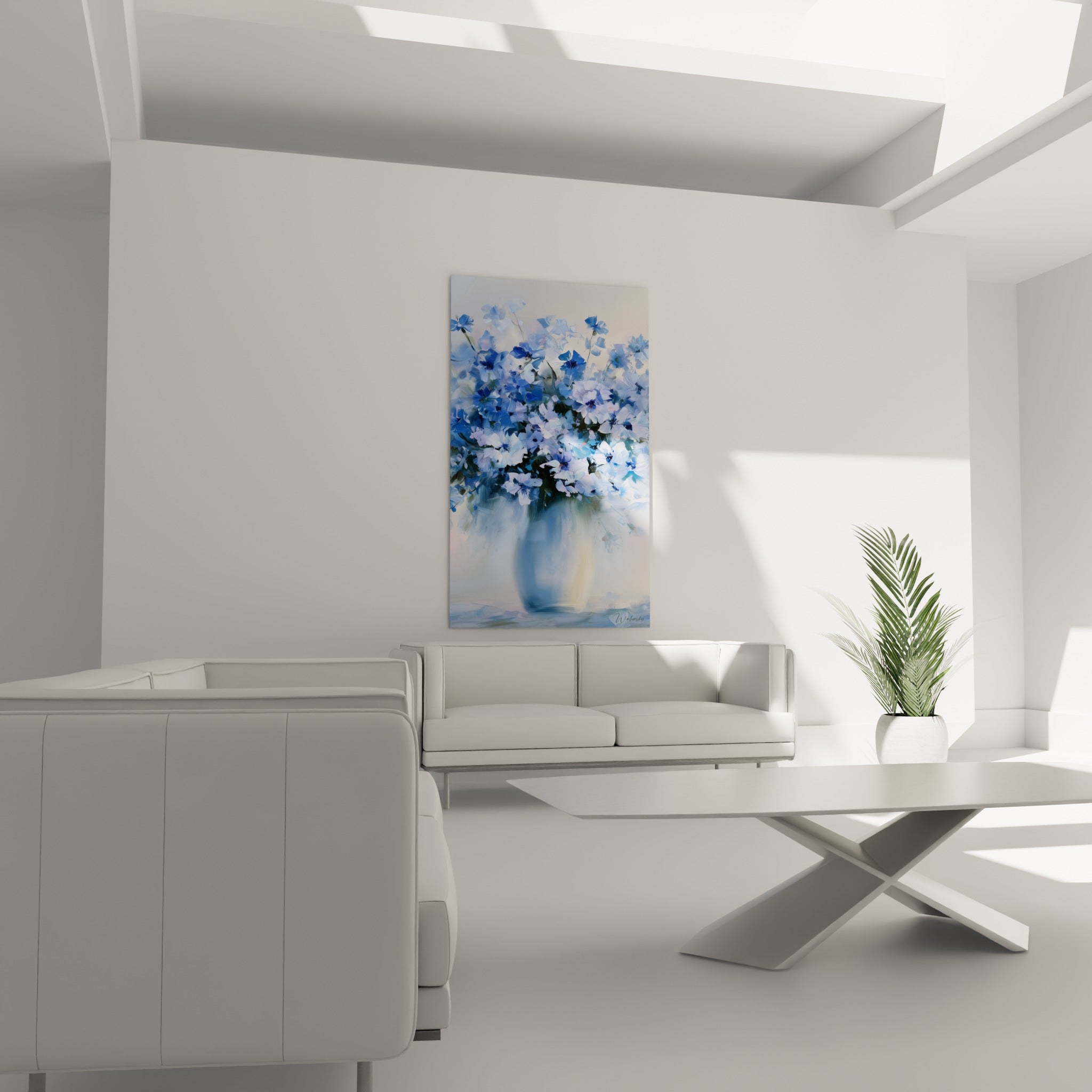 Fleurs de bleuet bleu marine et doré, disposées au-dessus d'un canapé dans un salon lumineux