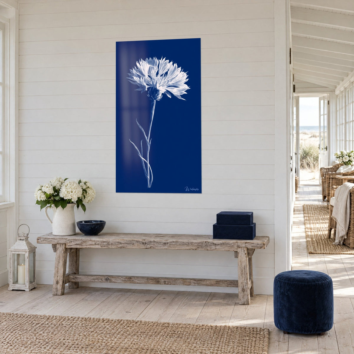 Gemälde Kornblumenblüte mit zerfransten weißen Blütenblättern auf Nachtblau, Konsole aus rohem Holz, Vase mit Pfingstrosen, Meeresblick