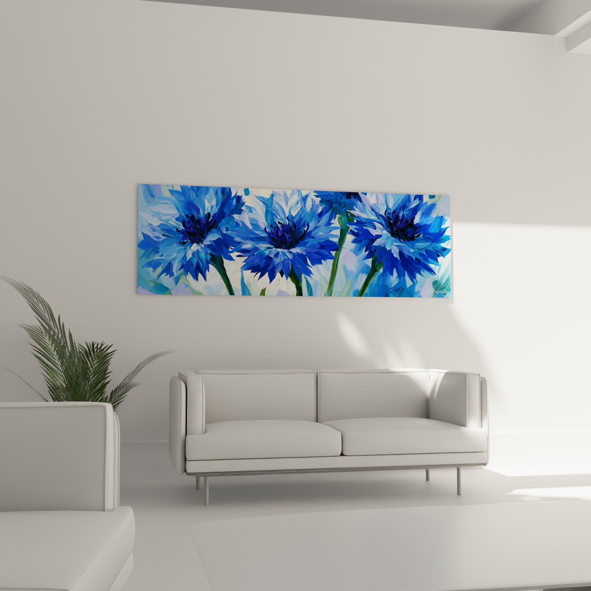 Corolles de bleuet cobalt et vert tendre au-dessus d'un canapé dans un salon lumineux