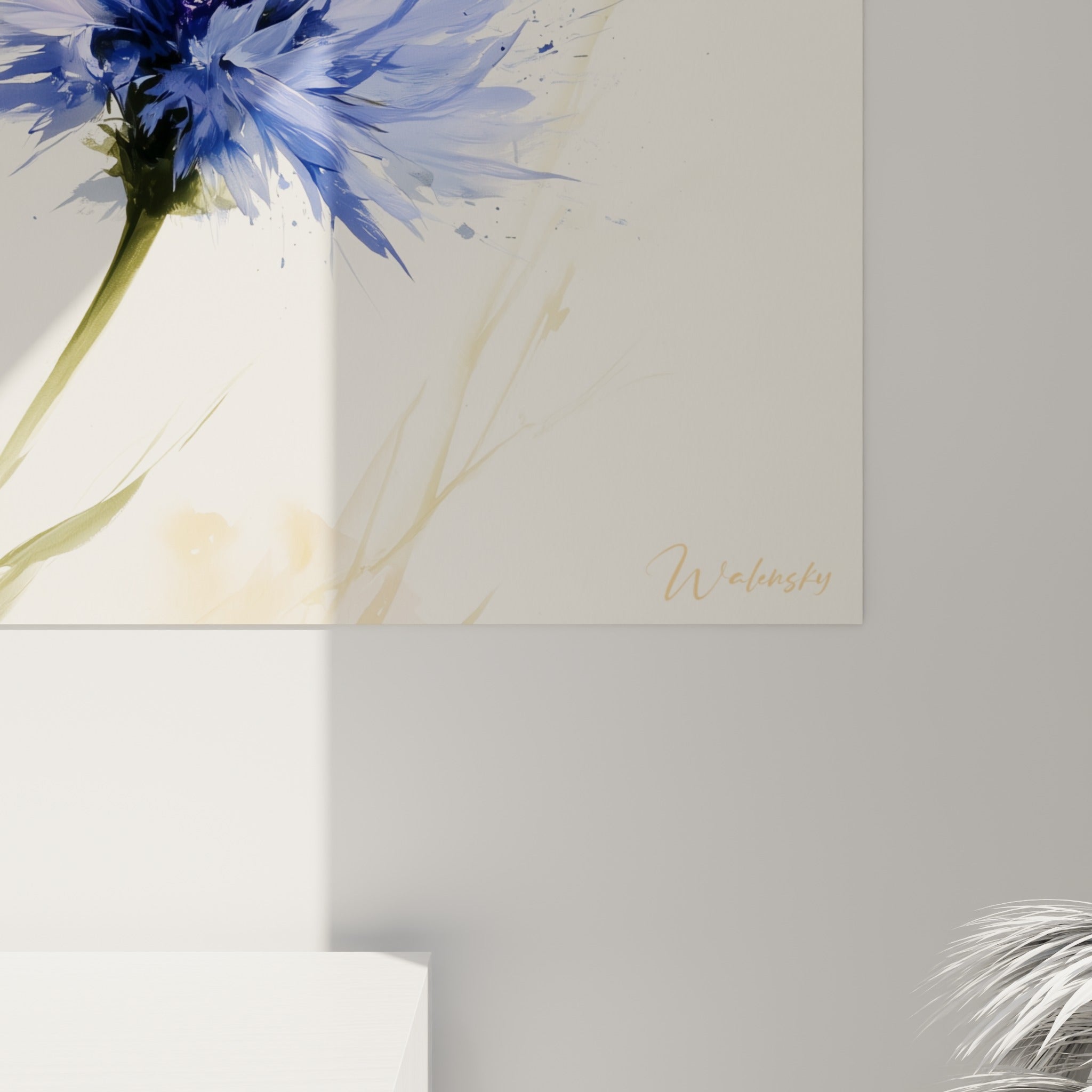 Pétales de bleuet en gros plan révélant coulures bleu indigo et touches ocre sur toile texturée.