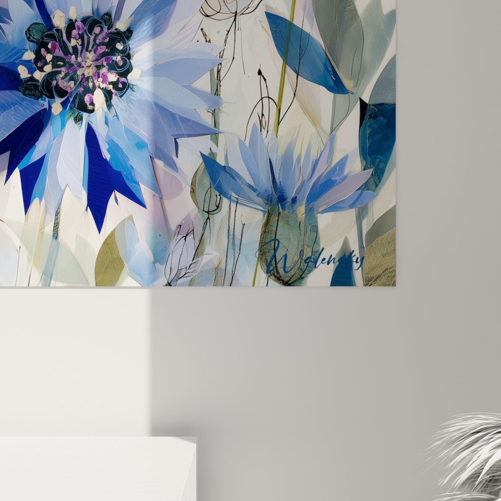 Grain aquarelle du bleuet bleu et blanc, coulures fines et cœur floral violet en gros plan