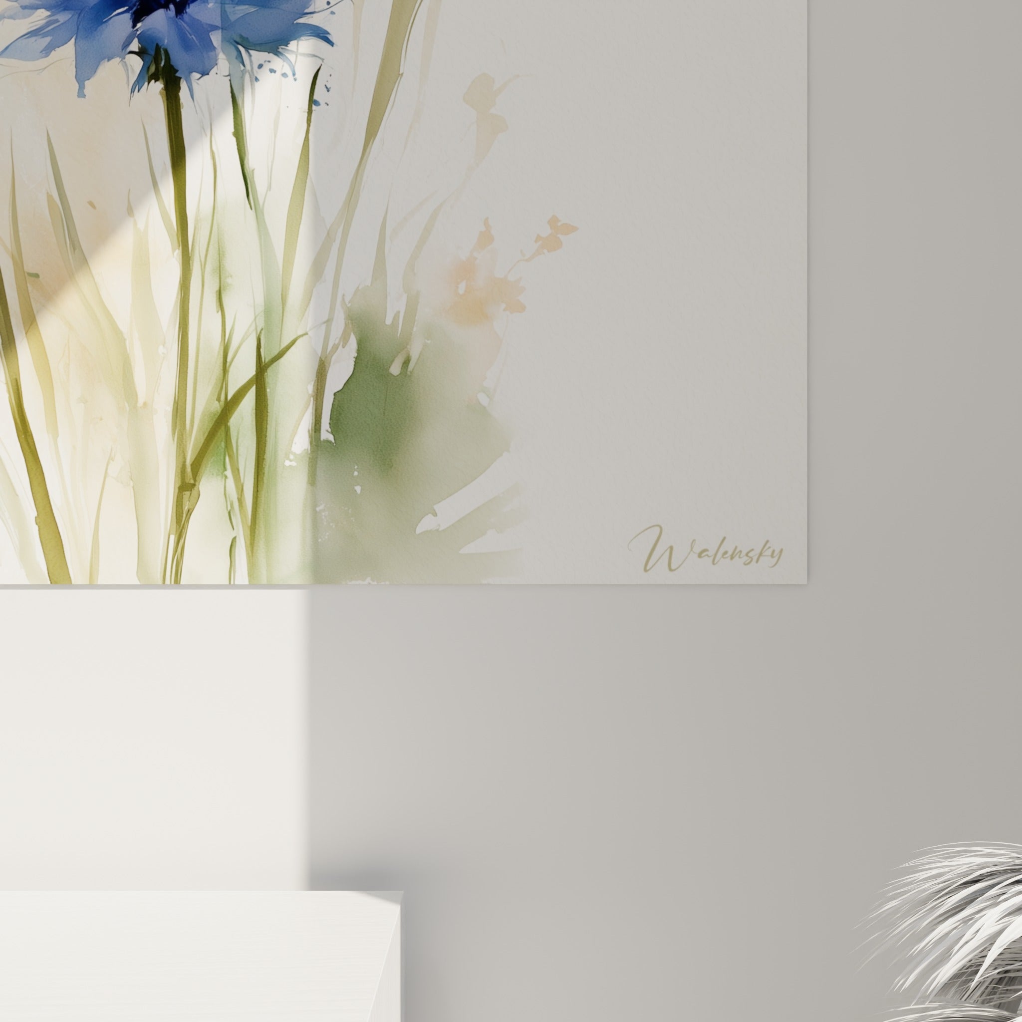 Pétales de bleuet bleu marine à la texture éclaboussée, coulures d'aquarelle et grain du papier visibles de près