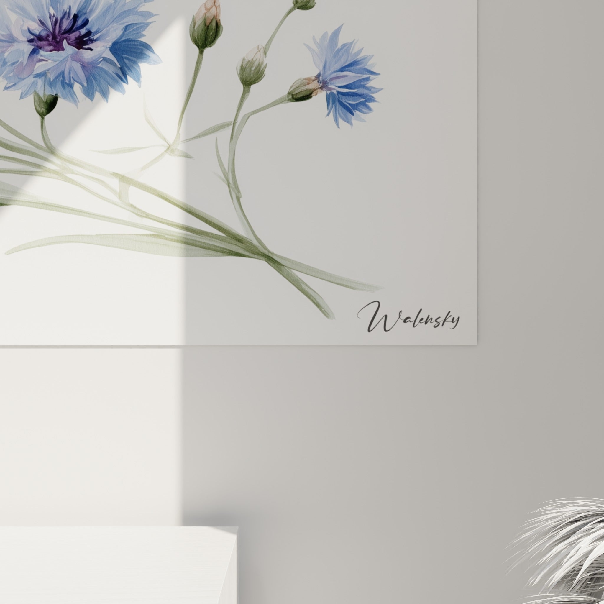Grain aquarelle des pétales bleu lavande et coulures vertes visibles sur la toile du bleuet