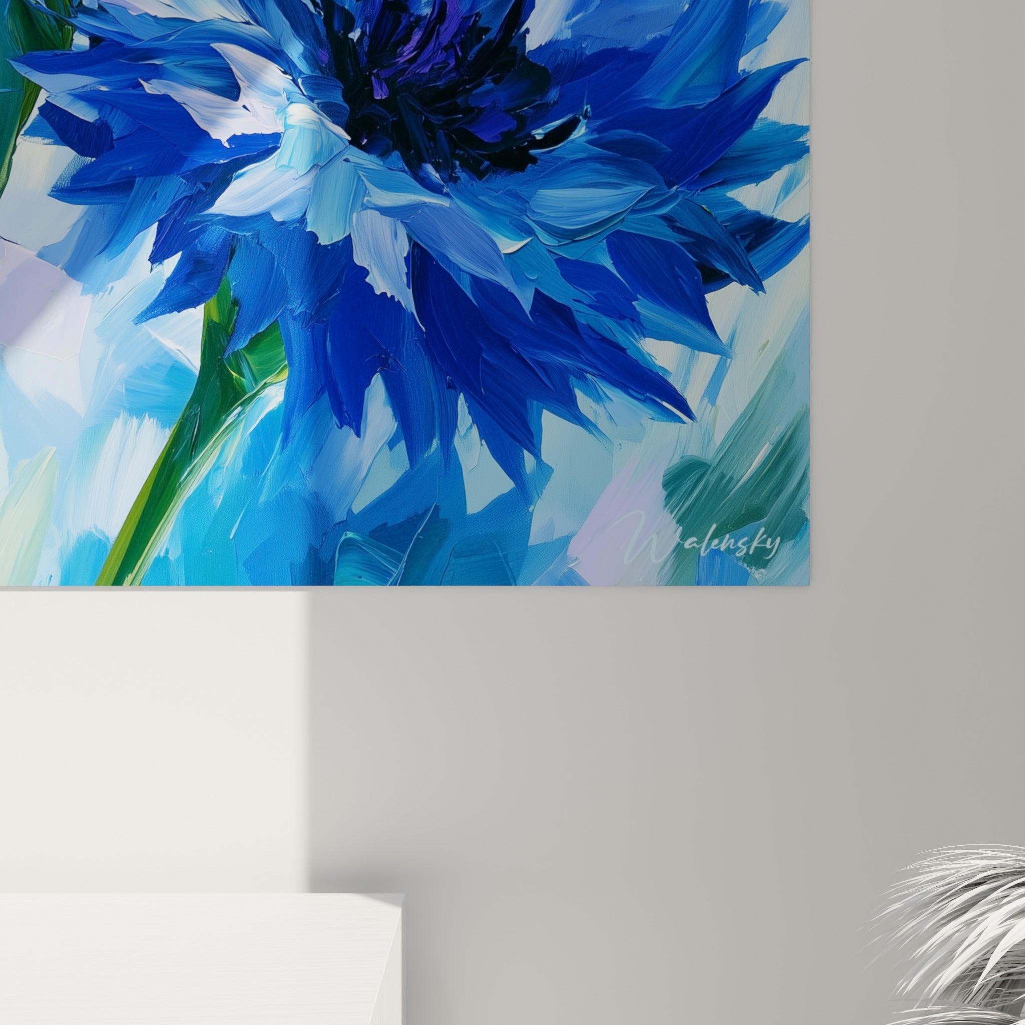 Empâtements de peinture bleu profond et blanc crème formant les pétales texturés du bleuet