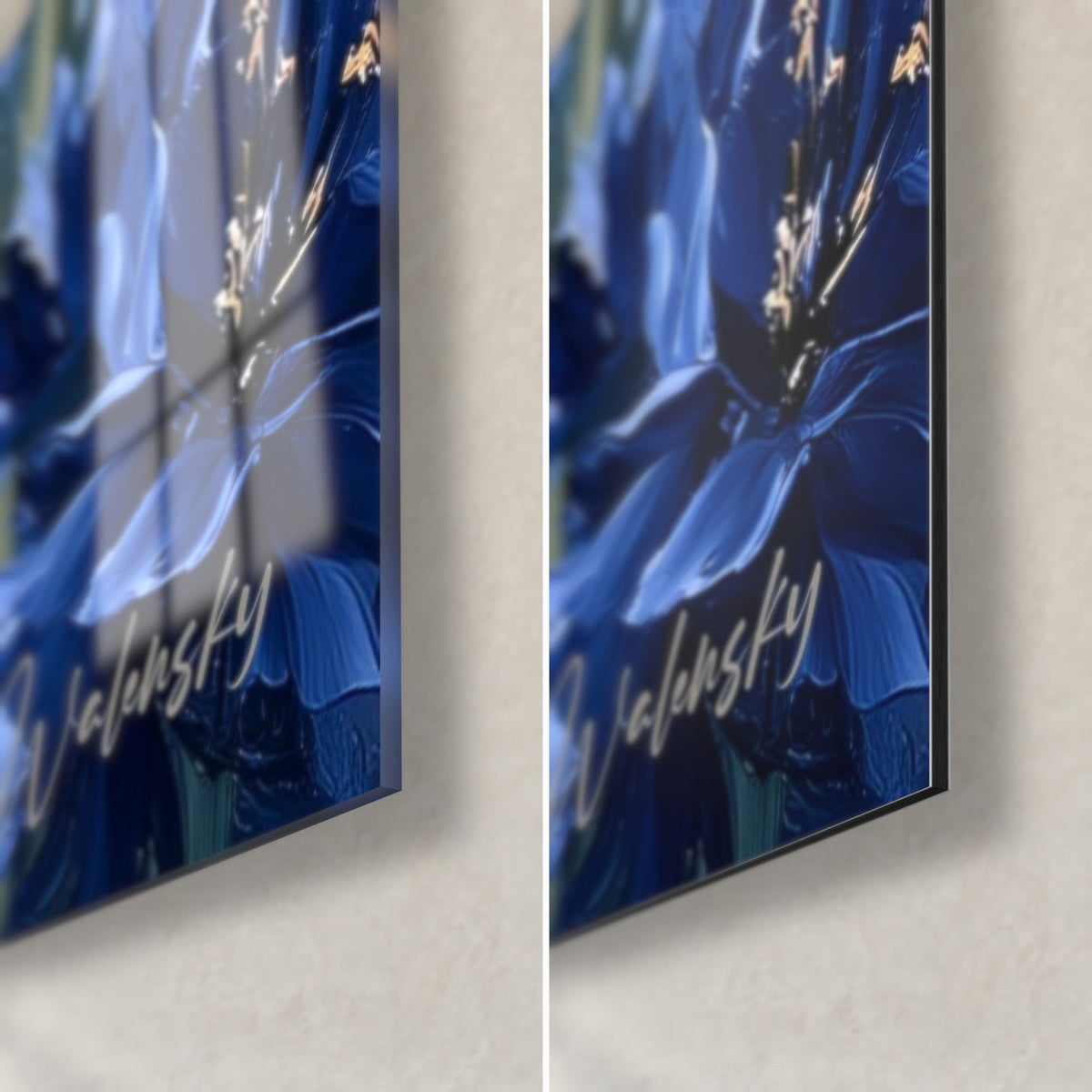 Tableau fleurs bleu nuit aux étamines dorées, coin bas droit : verre acrylique brillant à gauche, alu Dibond mat à droite