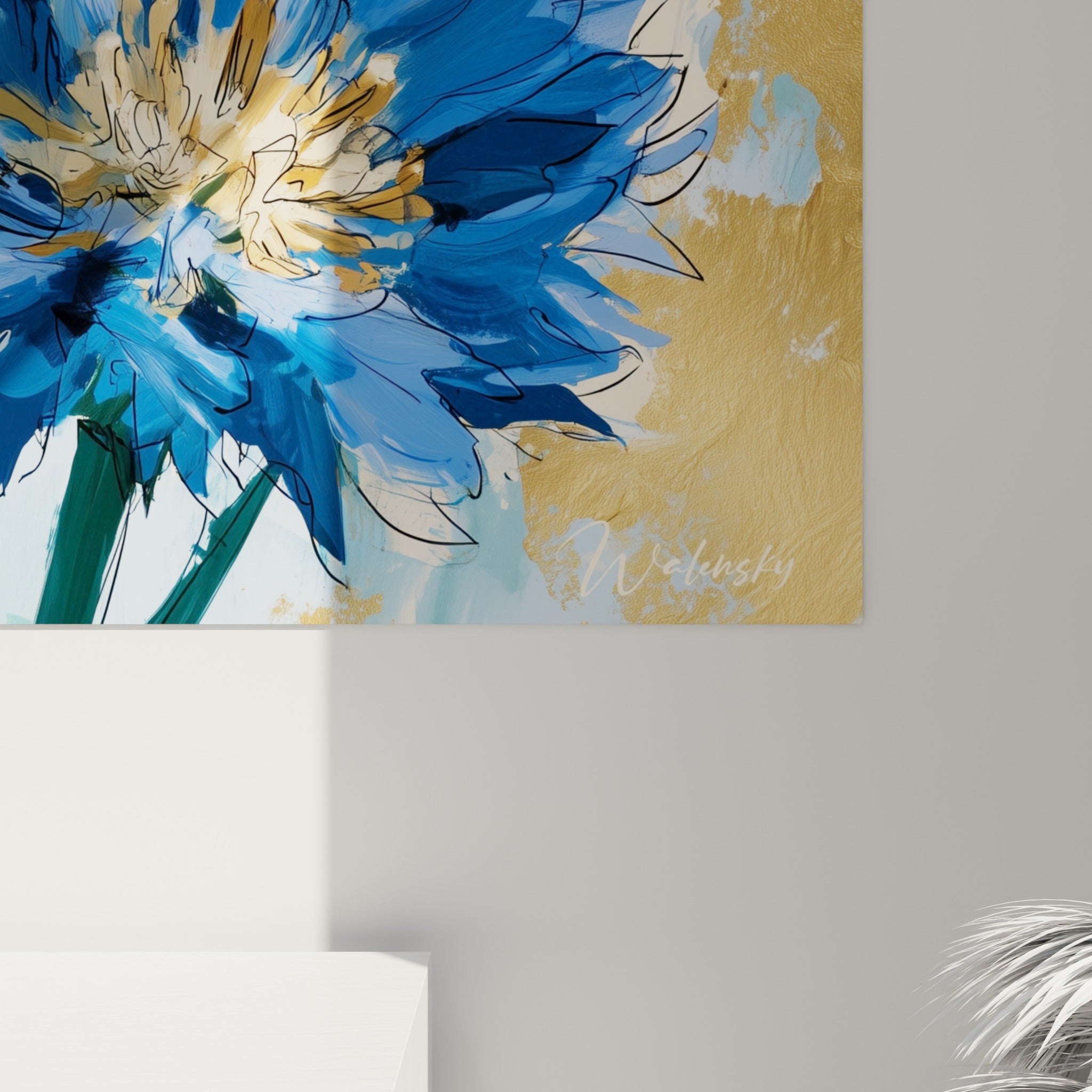 Empâtements bleu roi et coulures dorées visibles sur la toile texturée du bleuet
