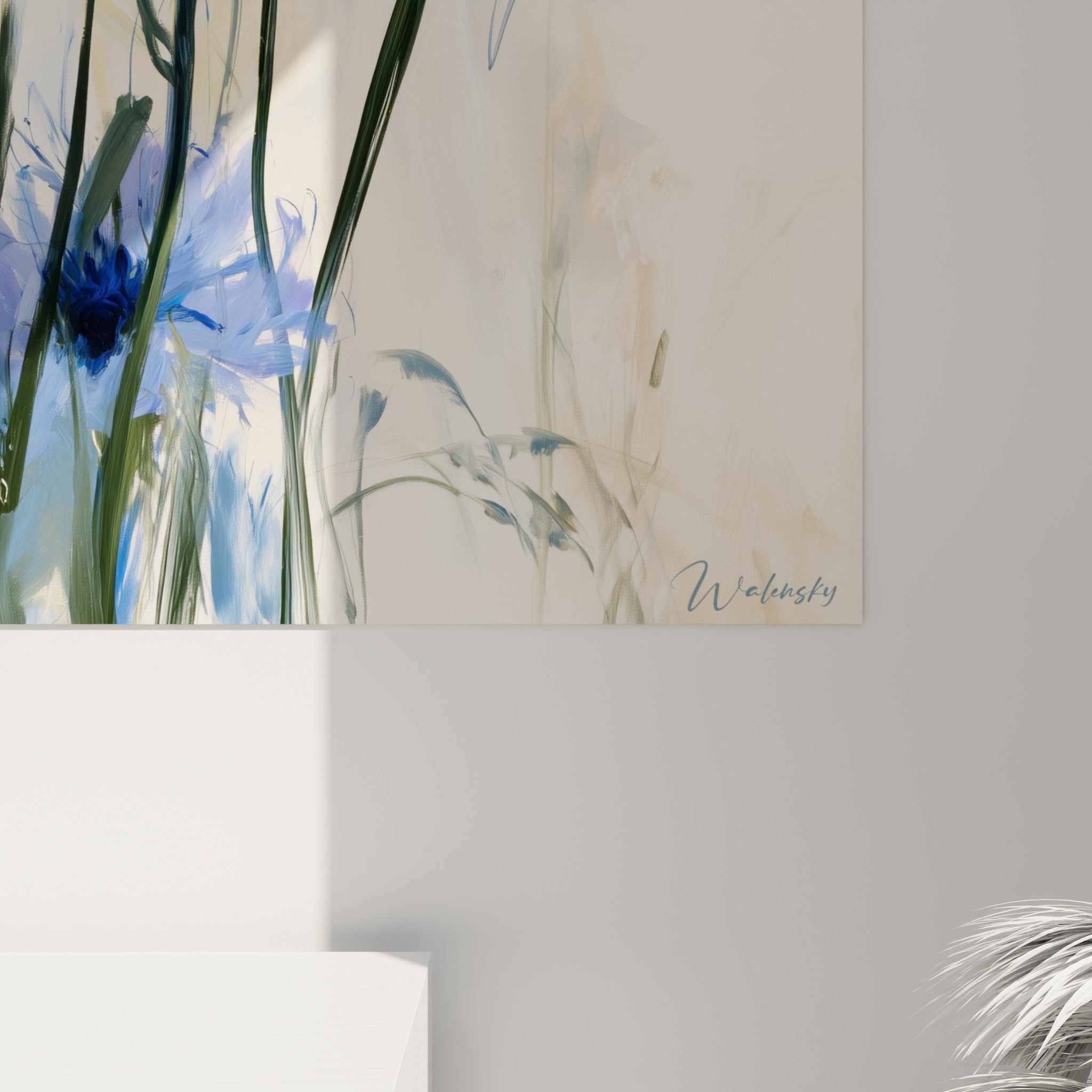 Pétales de bleuet où le bleu roi se mêle au violet, empâtements visibles sur la toile accrochée