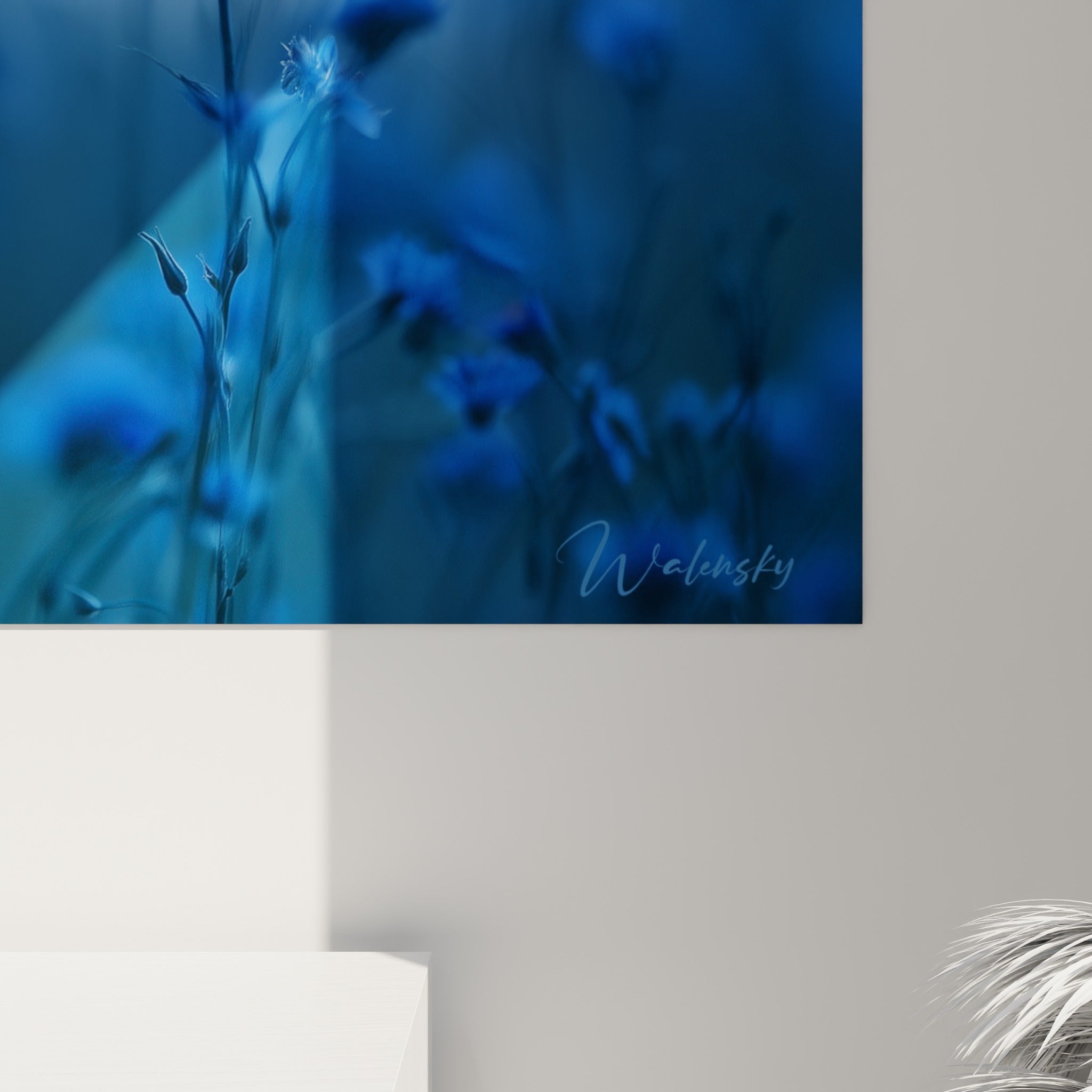 Grain et flou artistique du tableau bleuet révélant les nuances de bleu profond et de bleu pastel entrelacées