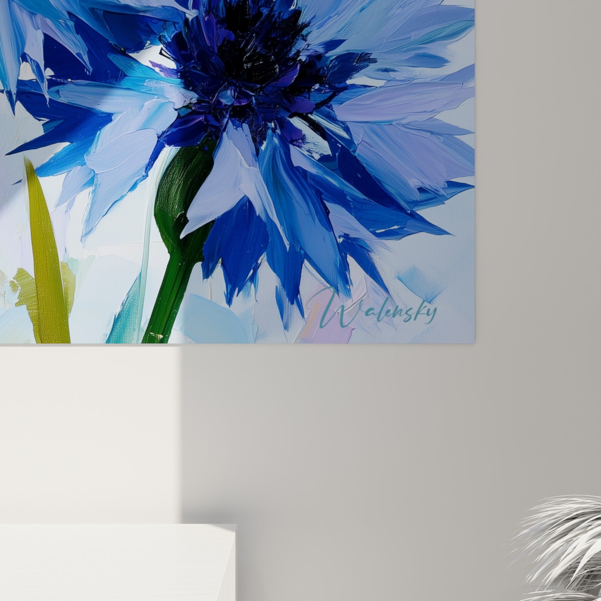 Empâtements de peinture bleu marine et violet anthracite visibles sur les pétales du bleuet