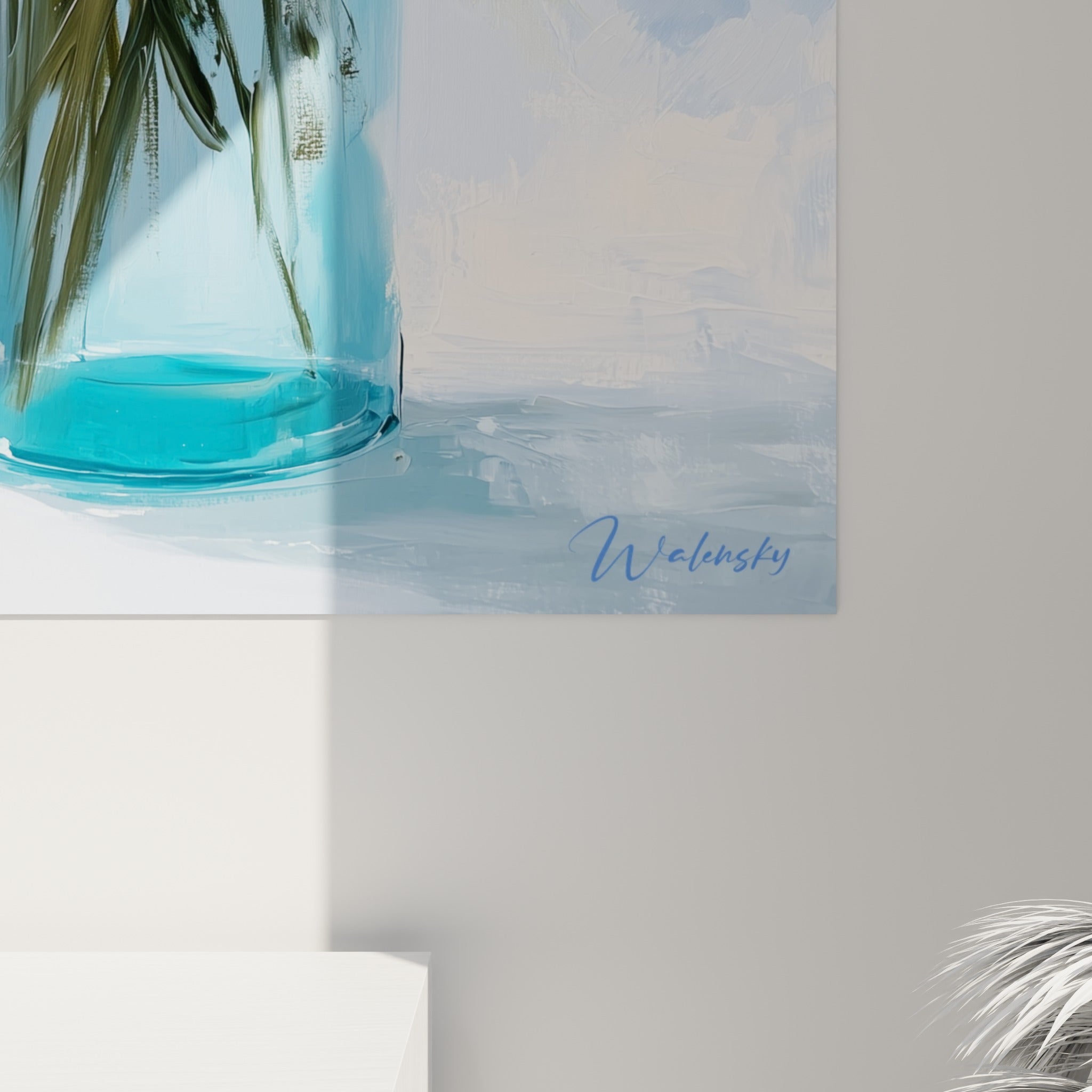 Pétales bleu marine texturés et empâtements de peinture visibles de près sur la toile du bleuet