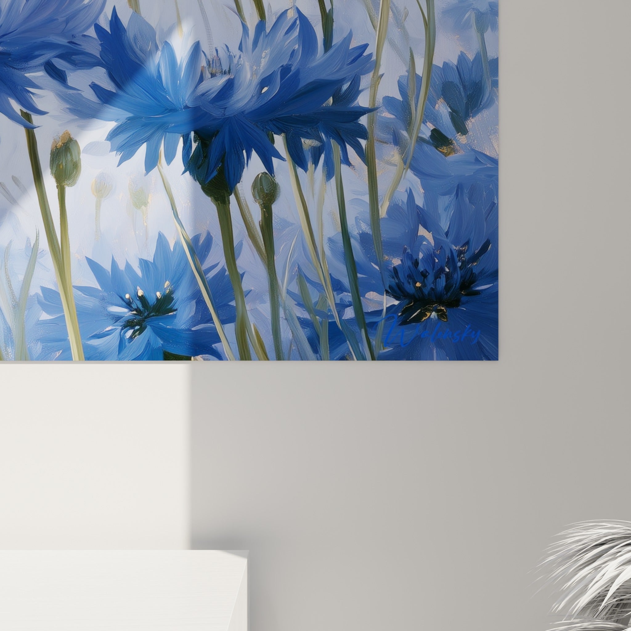 Détail des pétales bleu marine et coulures dorées, texture picturale visible sur la toile