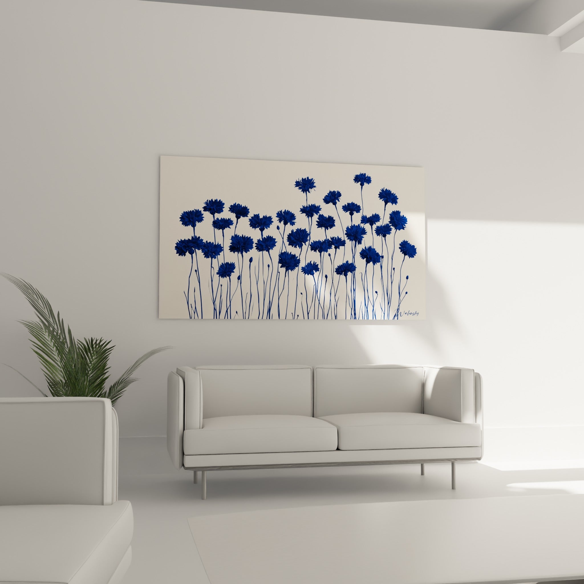 Bouquet de bleuets bleu marine peint sur fond ivoire, accroché au-dessus d'un canapé dans un salon lumineux