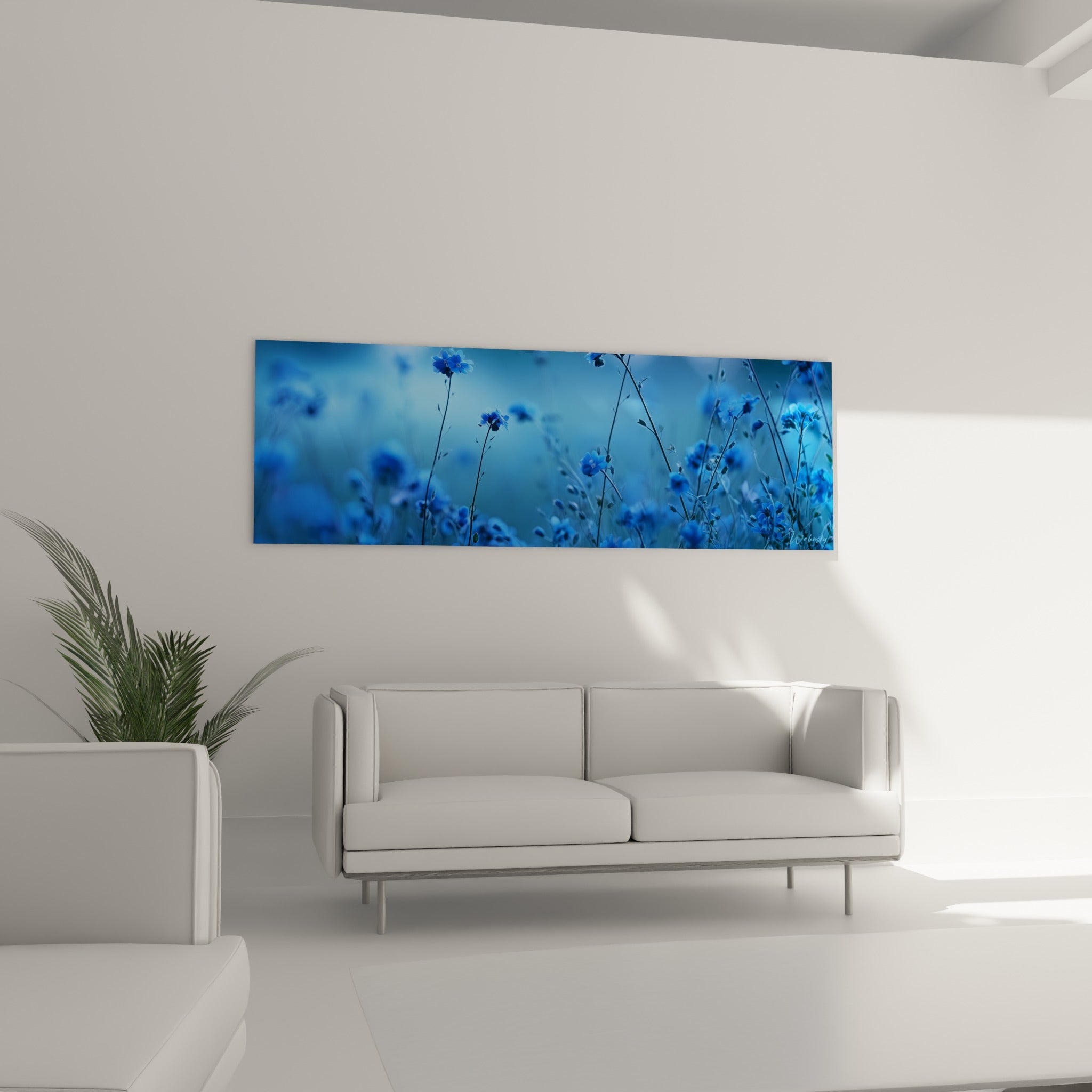 Bouquet sauvage de bleuets azur et bleu marine, au-dessus d'un canapé dans un salon lumineux