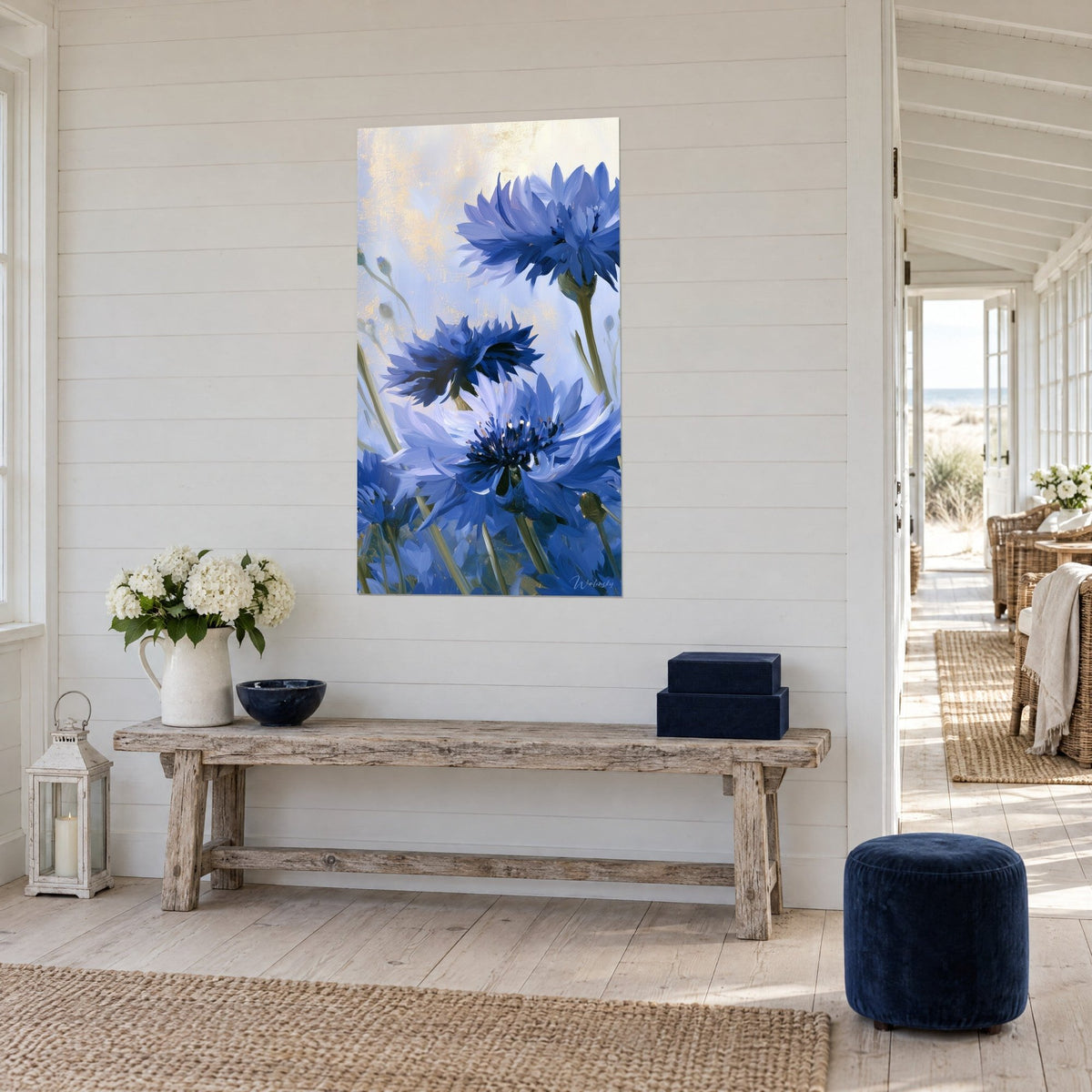 Gemälde Kornblumenfeld in Ölmalerei, ultramarinblaue und himmelblaue Blüten, grüne Stiele, weiß getäfelte Wand, Strandhaus