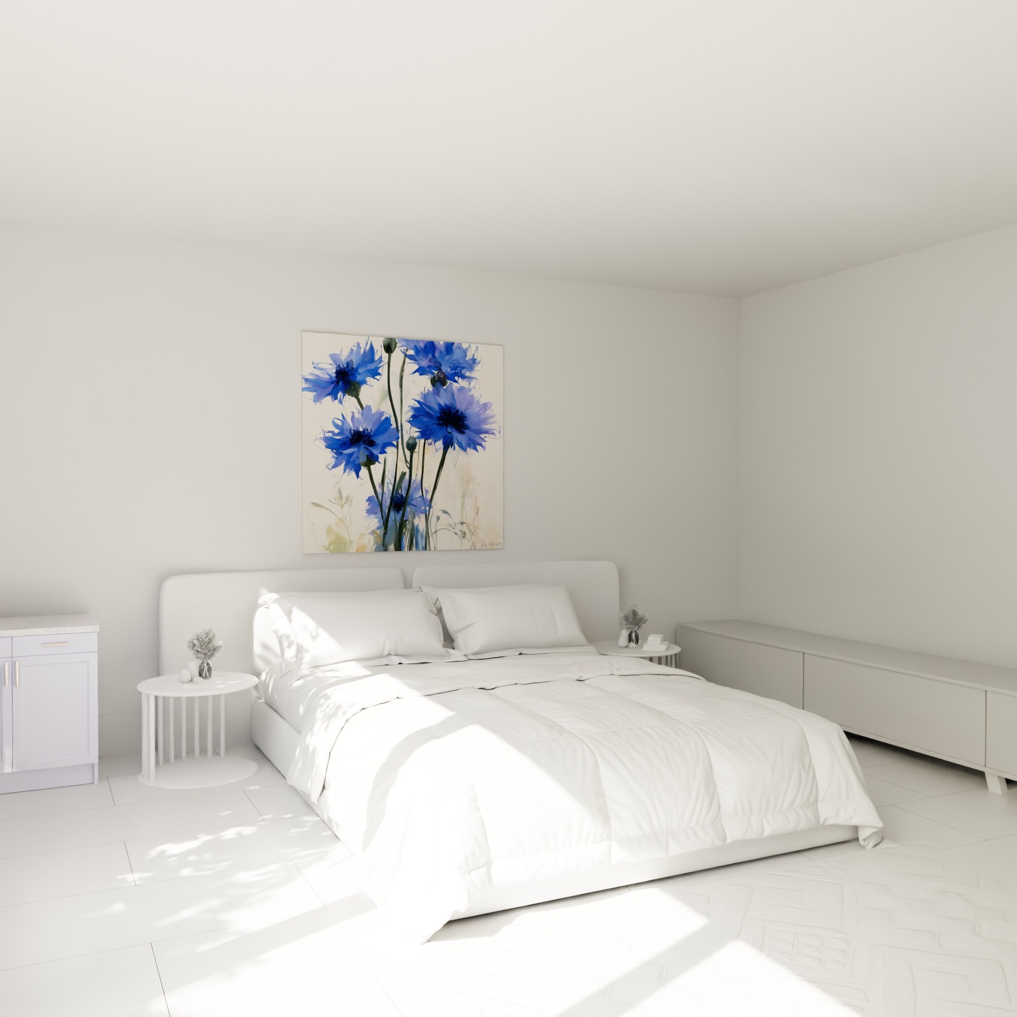 Bouquet de bleuets bleu roi et tiges vert sombre au-dessus d'un lit dans une chambre claire