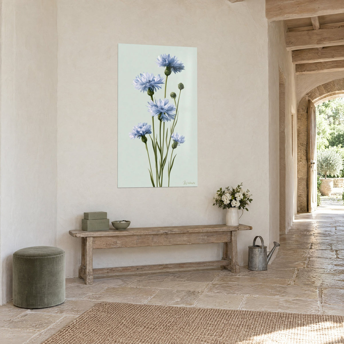 Tableau fleurs de centaurée aux pétales frangés bleu ciel et bourgeons verts, mur beige, vue de trois-quarts en pierre