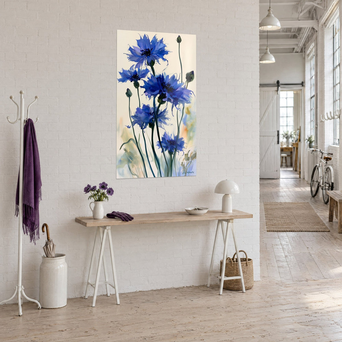 Tableau fleurs des champs indigo aux tiges vert sombre et boutons fermés, fond crème, sur un mur de briques blanches de loft