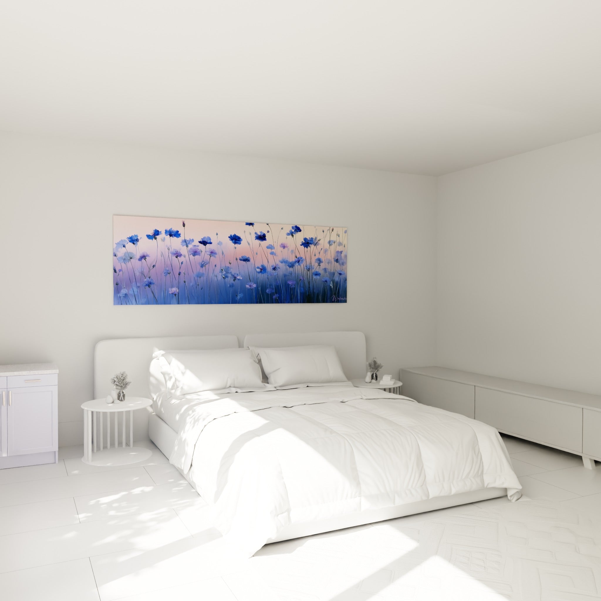 Bleuets bleu indigo et rose pastel élancés au-dessus d'un lit dans une chambre claire