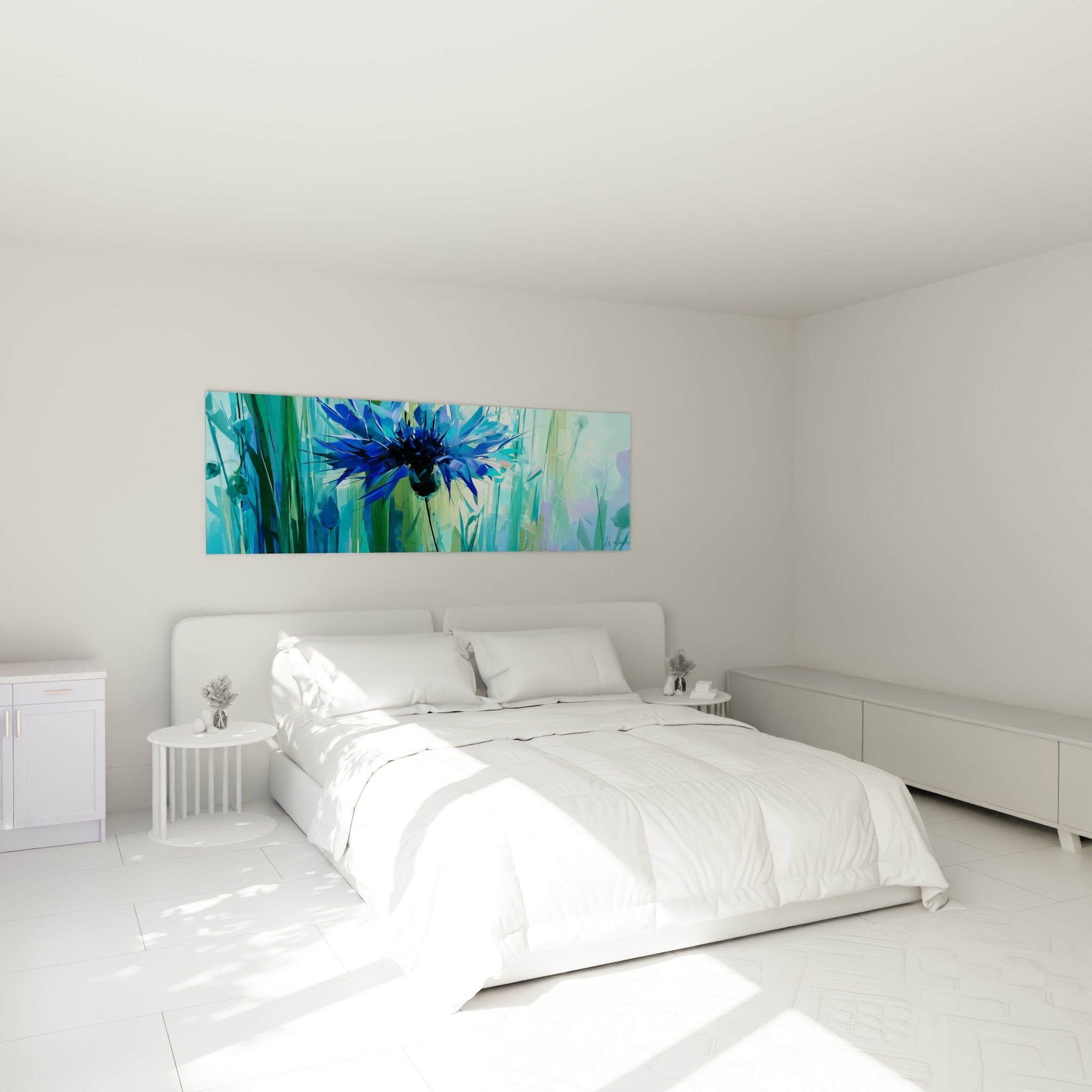 Fleur de bleuet turquoise et bleu marine, tige noire élancée, accrochée au-dessus d'un lit dans une chambre claire