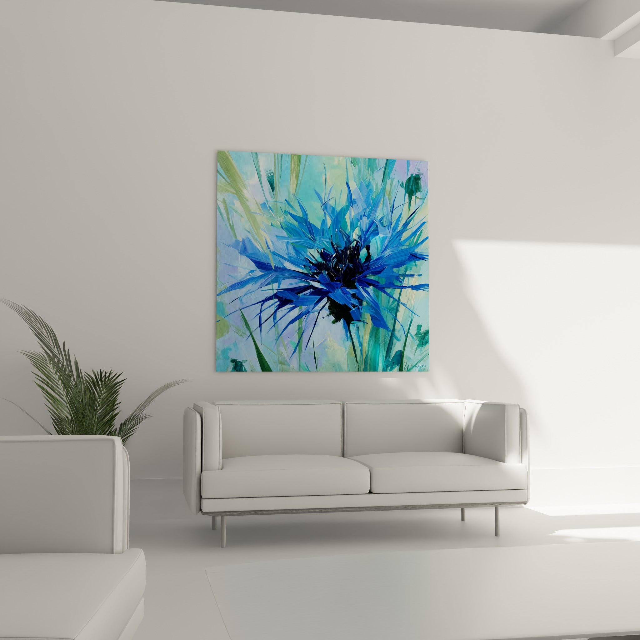 Fleur de bleuet turquoise et bleu ciel aux touches texturées au-dessus d'un canapé dans un salon lumineux