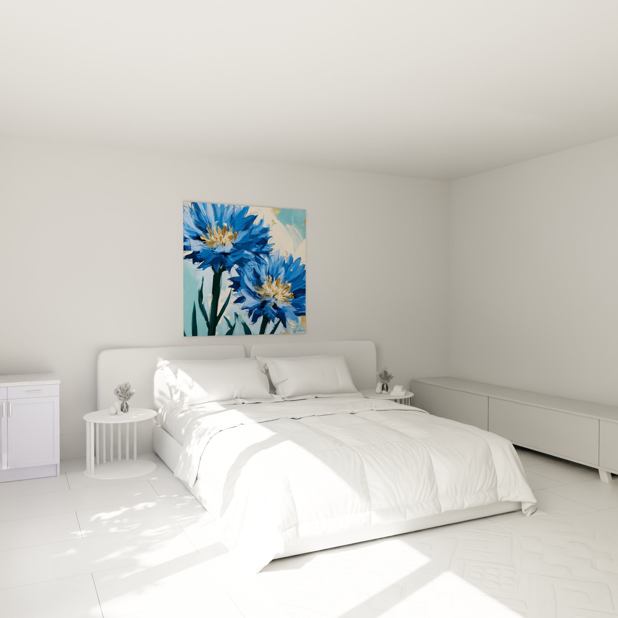 Fleurs bleuet bleu et doré aux tiges vertes, accrochées au-dessus d'un lit dans une chambre claire