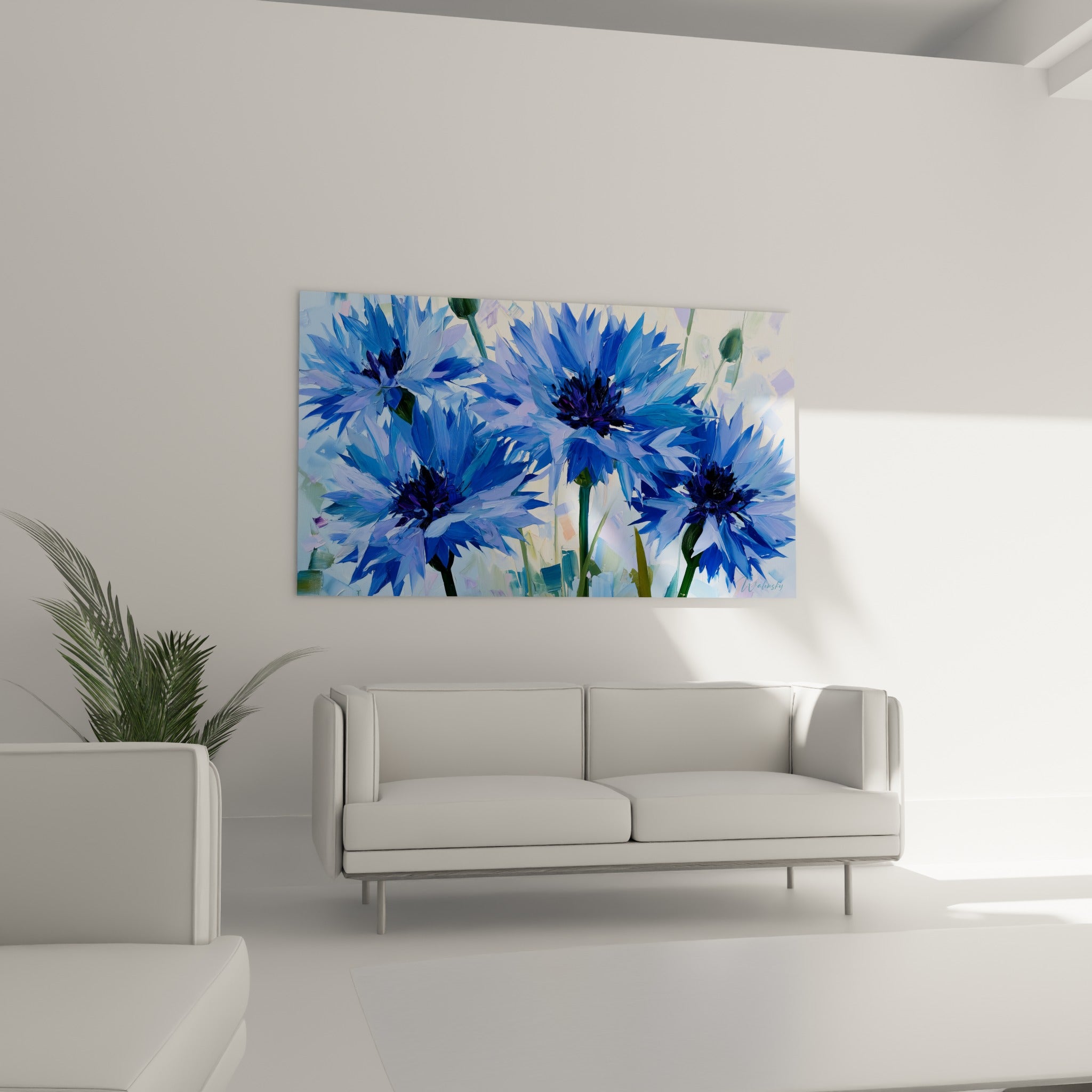 Fleurs de bleuet bleu marine et vert olive au-dessus d'un canapé dans un salon lumineux