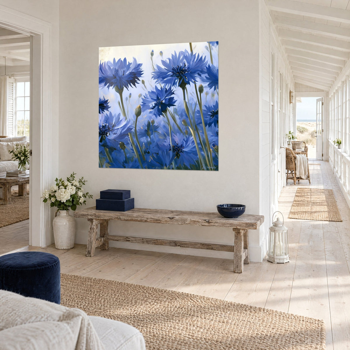Quadro fiori di campo indaco e boccioli dorati, parete bianca, corridoio che si apre sul mare, vista di tre quarti sul lungomare