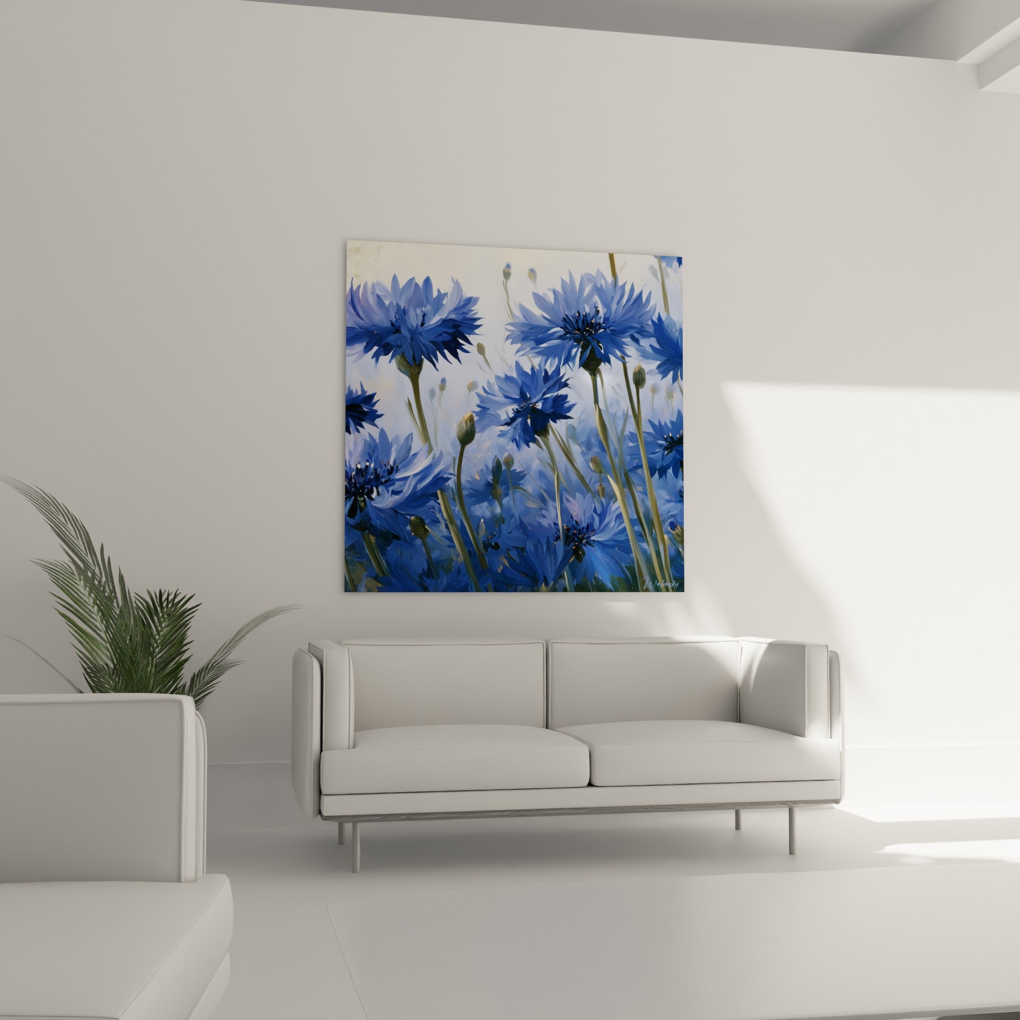 Fleurs de bleuet bleu roi et tiges vertes suspendues au-dessus d'un canapé dans un salon lumineux