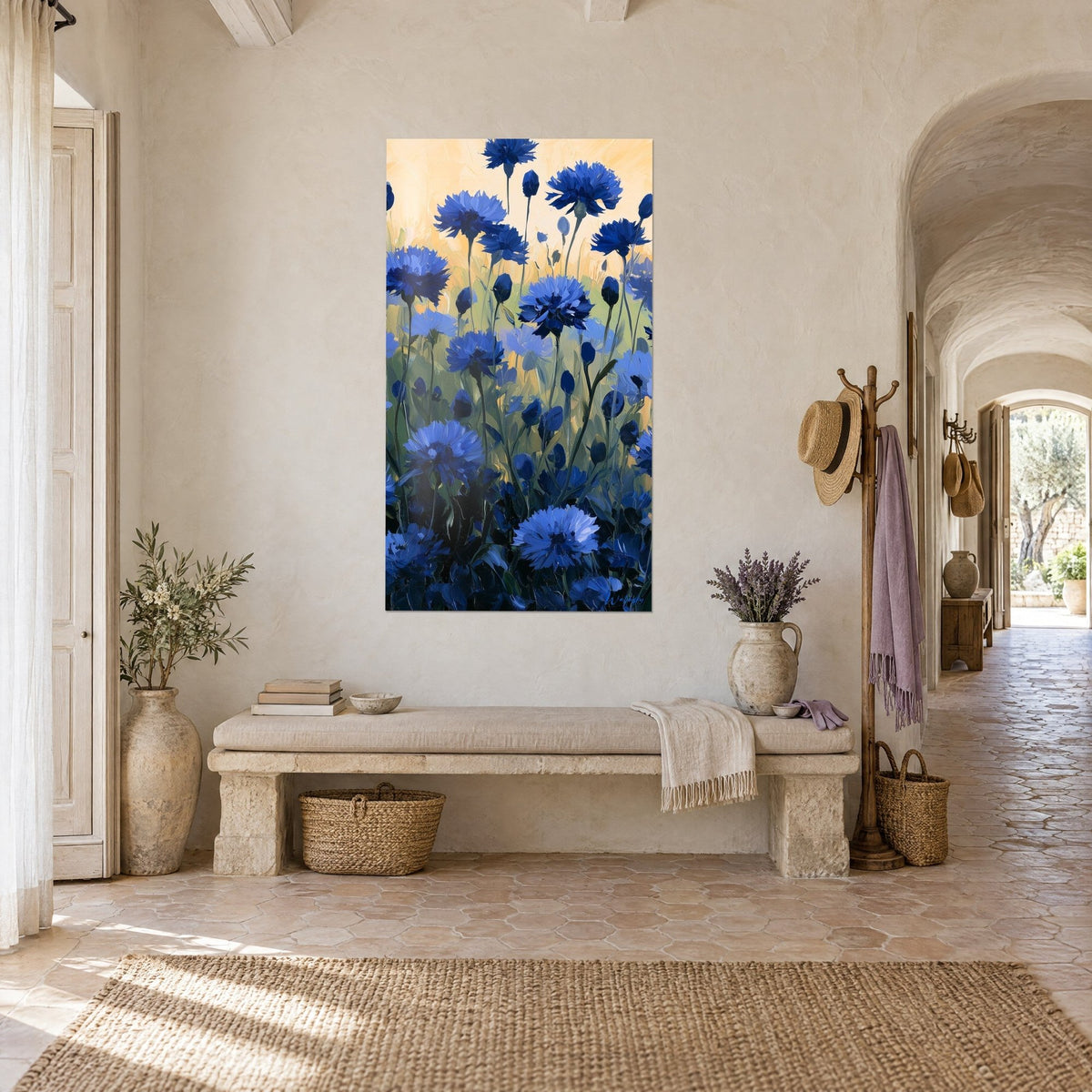 Tableau fleurs bleu cobalt aux pétales frangés, ciel abricot, mur crépi ocre, banc en pierre, mas provençal