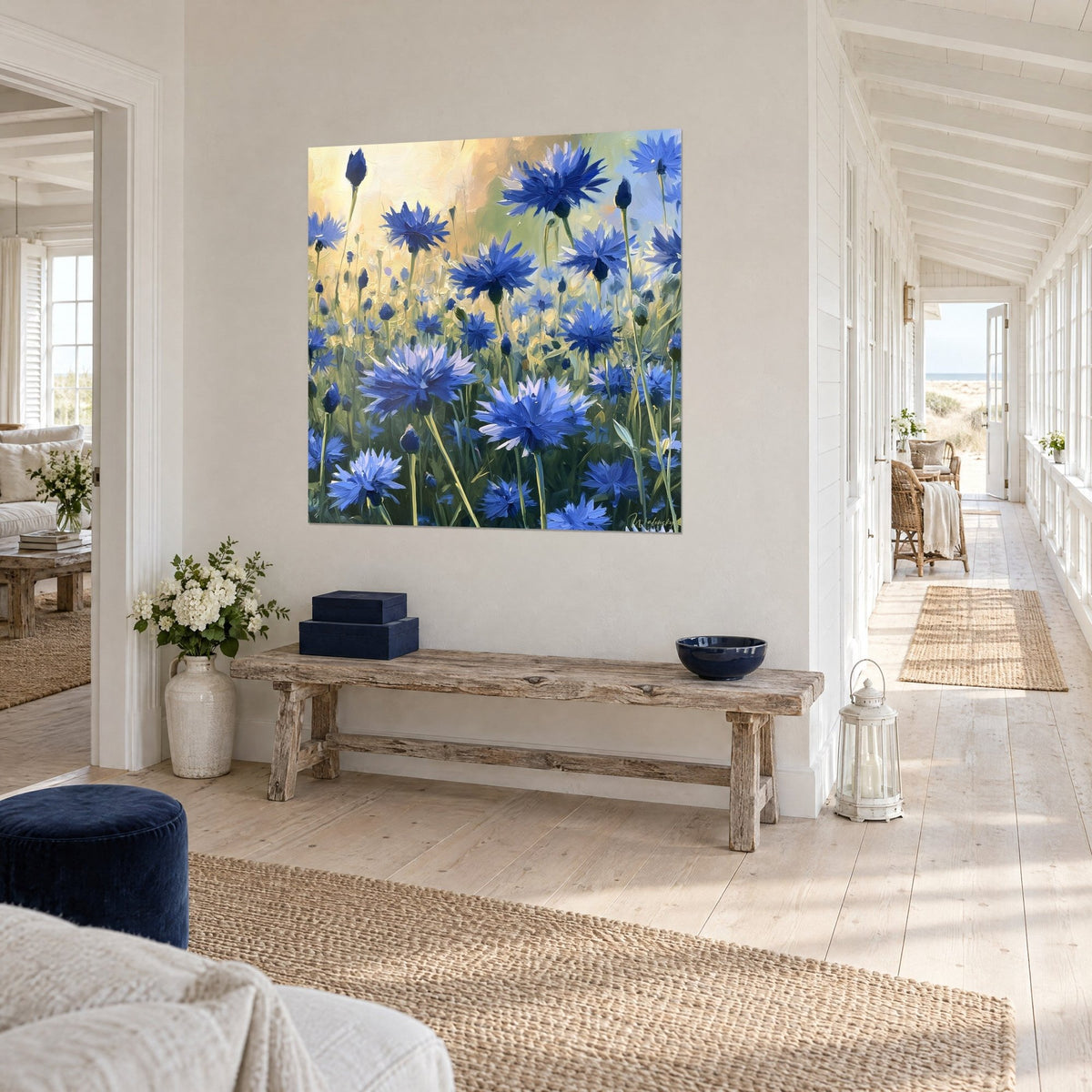 Tableau champ de centaurées indigo et lavande, tiges vert olive et ciel jaune pâle, accroché dans un couloir côté mer