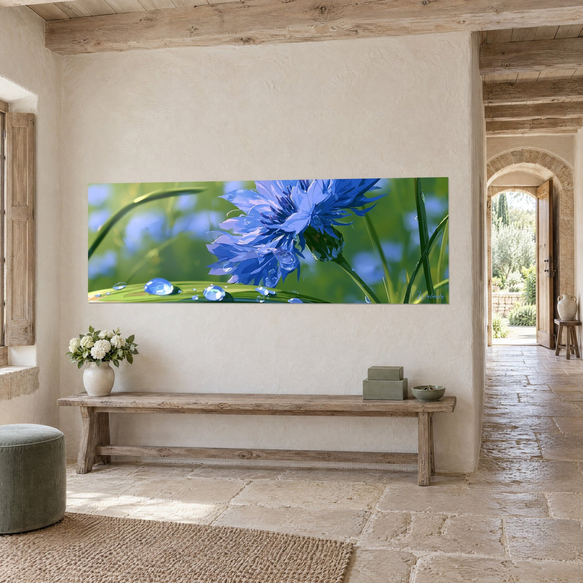 Tableau fleur de centaurée bleu outremer sur fond vert tendre flou, perles d'eau cristallines, mur crépi, maison de campagne en pierre