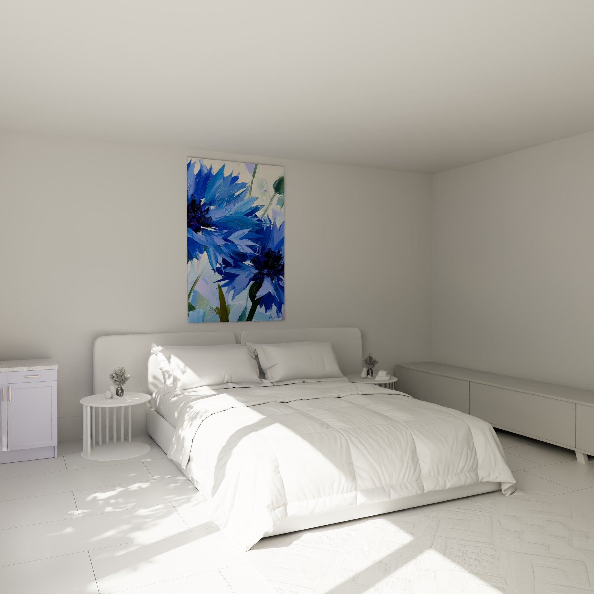 Fleurs de bleuet bleu marine et violet lumineux au-dessus d'un lit dans une chambre claire
