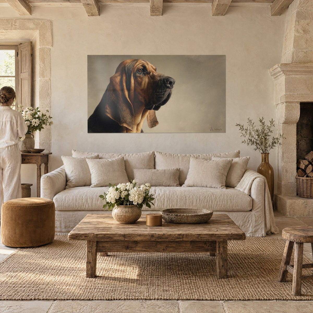 Tableau chien de chasse de profil, oreilles brun cuivré et museau noir, sur fond taupe, au-dessus d'un canapé dans un salon lumineux
