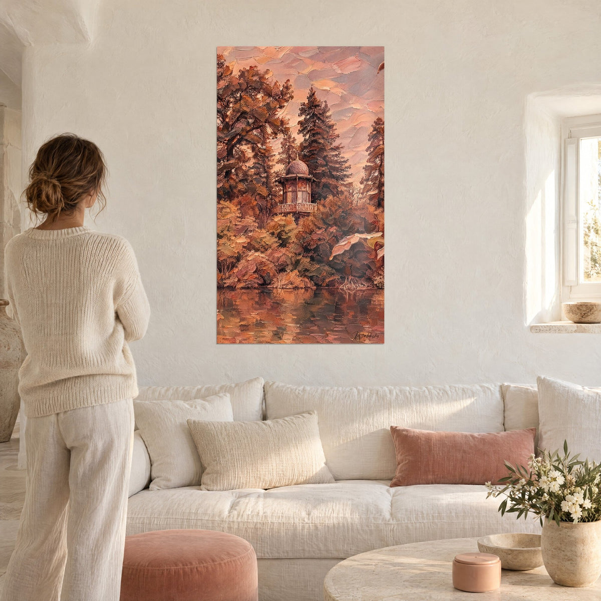Tableau pavillon ocre sous un ciel rose, forêt d'automne cuivrée, au-dessus d'un canapé dans un salon lumineux