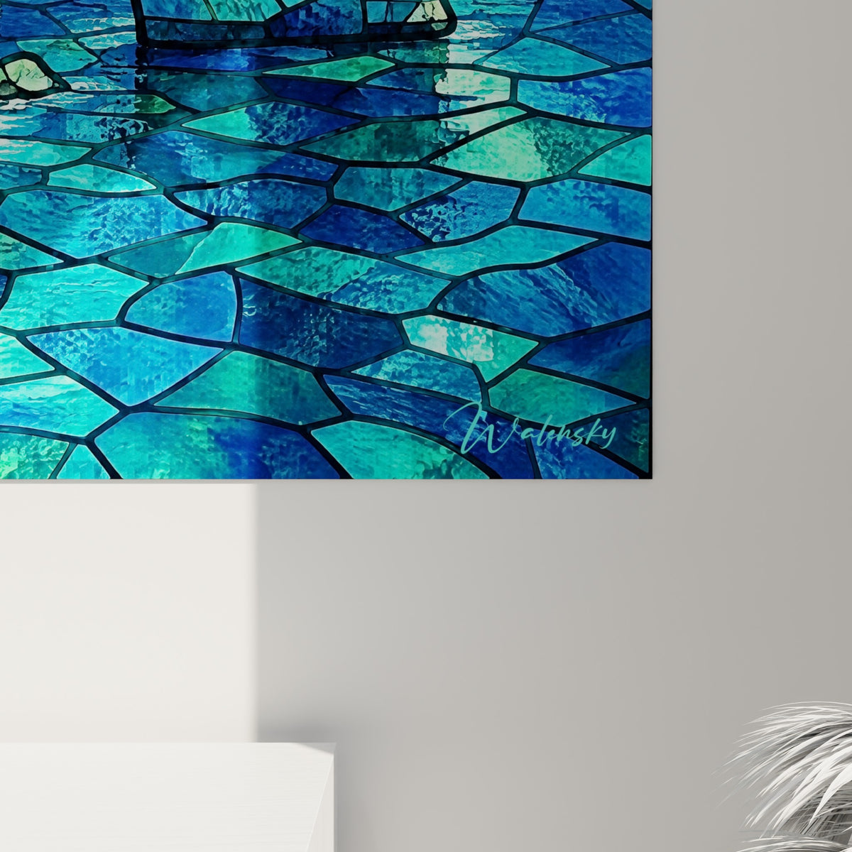 Facettes géométriques bleu turquoise et vert émeraude révélant les lignes noires et le grain du vitrail peint