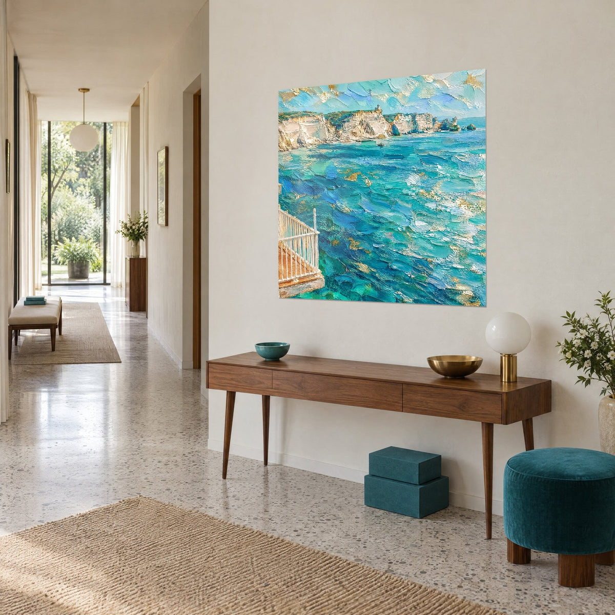Quadro Bonifacio in pittura a impasto spesso, acqua blu cobalto e verde smeraldo, paillettes dorate, scala di legno, su una parete beige