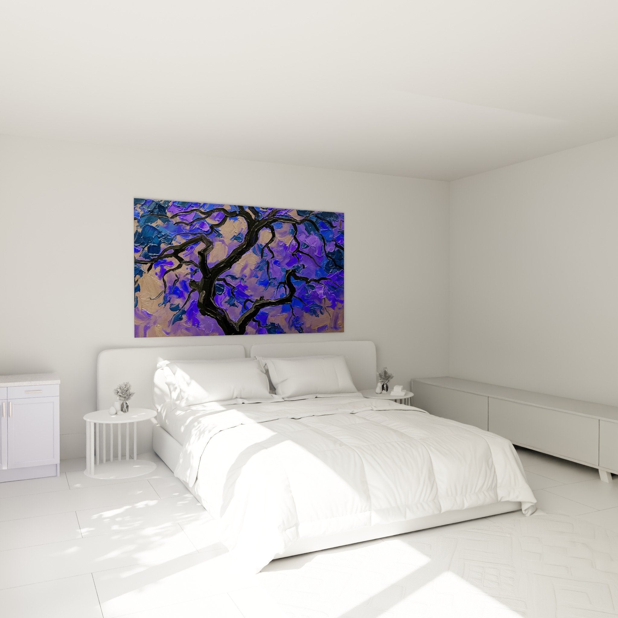 Tableau bonsaï violet bleu accroché au-dessus d'un lit dans une chambre contemporaine aux tons apaisants