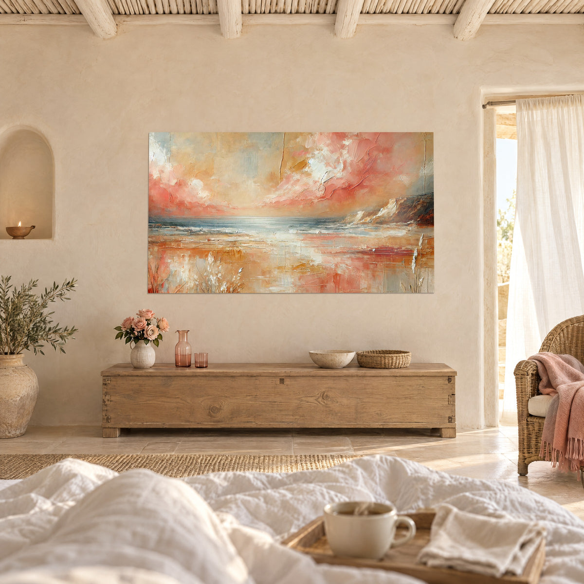 Quadro cielo astratto al tramonto, nuvole rosa corallo e bianco crema, scogliera scura, sopra un letto in una camera luminosa
