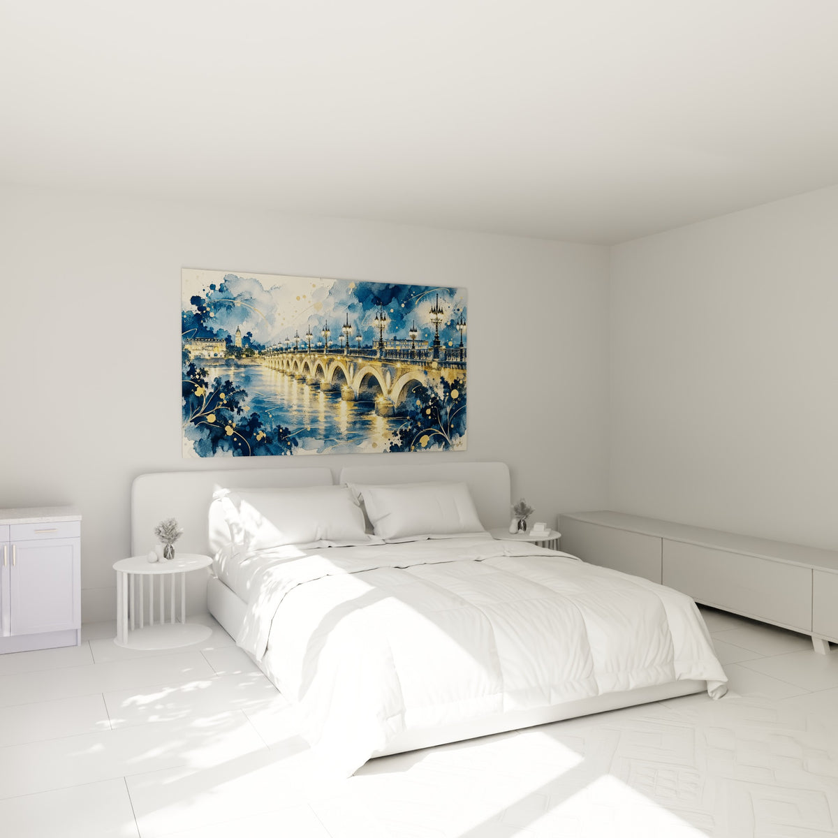 Lampadaires dorés illuminant le pont bleu marine, œuvre accrochée au-dessus d'un lit dans une chambre claire