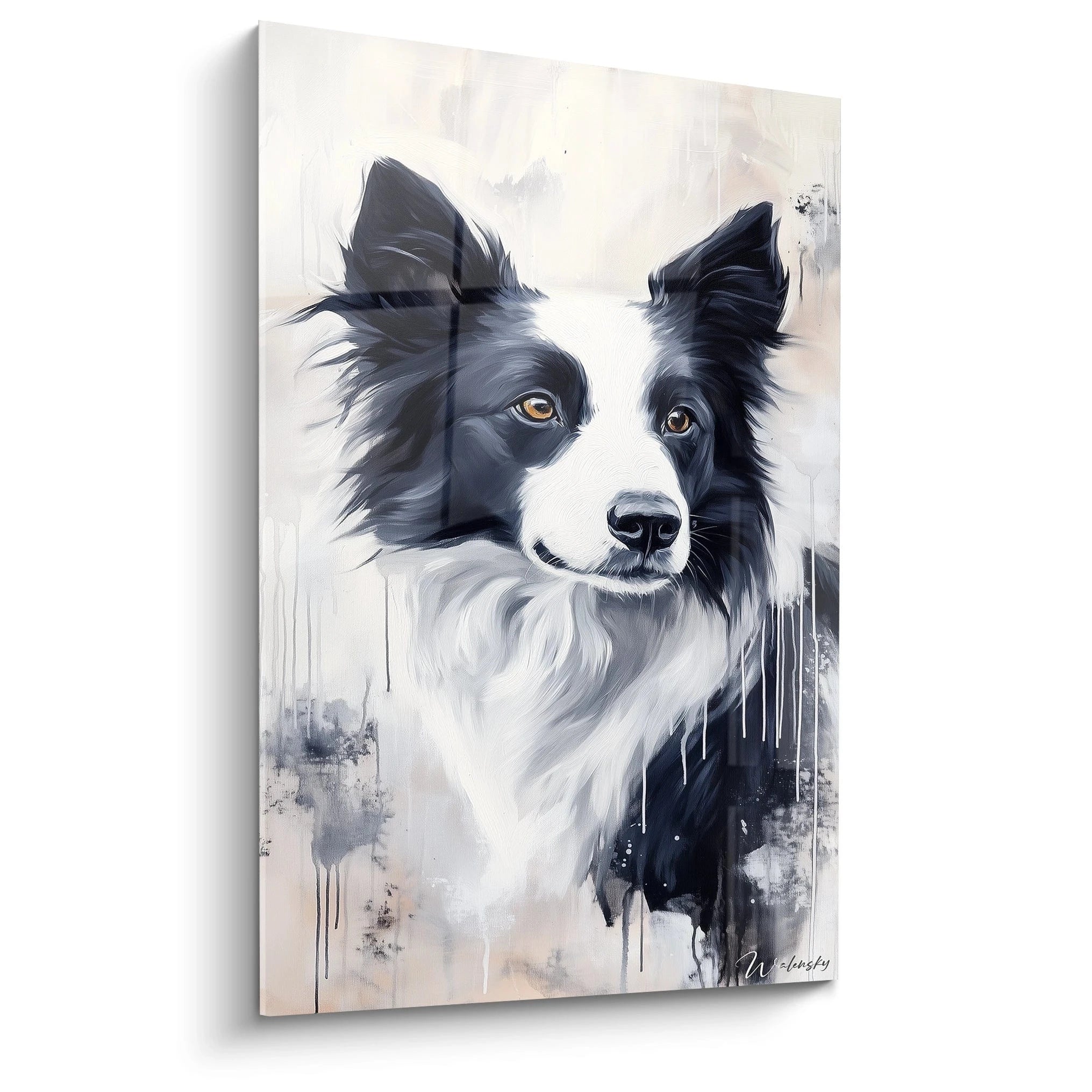 Un tableau border collie en gros plan montrant un chien noir et blanc au regard expressif avec des yeux ambrés. Coups de pinceau fluides et textures contrastées sur fond beige clair avec des coulures artistiques.
